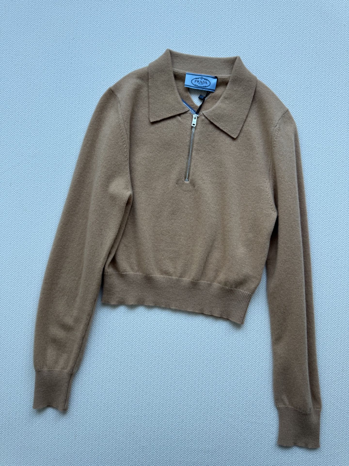 Prad*🆕新款，短款上衣，打底或单穿都好好看🥳全羊绒面料柔软不扎 同具备有型舒活ＳＭＬ.