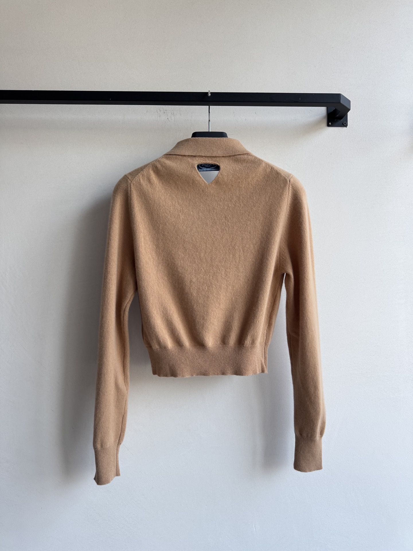 Prad*🆕新款，短款上衣，打底或单穿都好好看🥳全羊绒面料柔软不扎 同具备有型舒活ＳＭＬ.