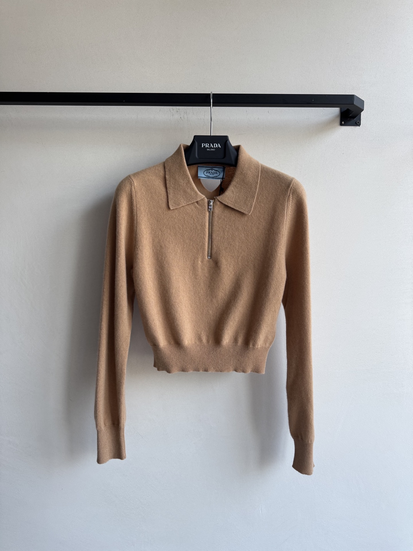 Prad*🆕新款，短款上衣，打底或单穿都好好看🥳全羊绒面料柔软不扎 同具备有型舒活ＳＭＬ.