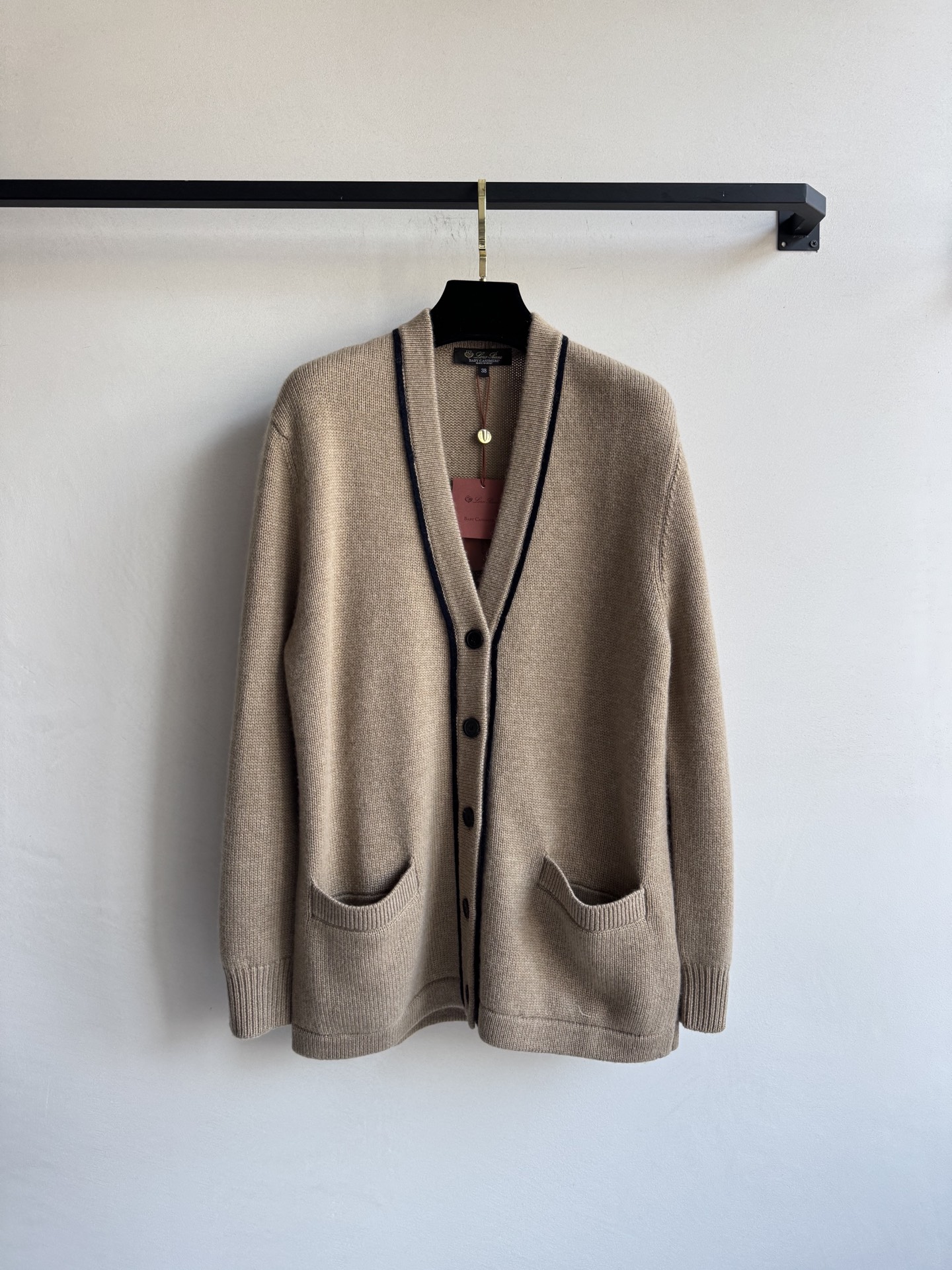 LoroPian*🆕新款，Lp高智感 老钱风穿搭气质V领羊绒针织开衫，纱线软糯舒适质感无敌赞！V领落肩慵