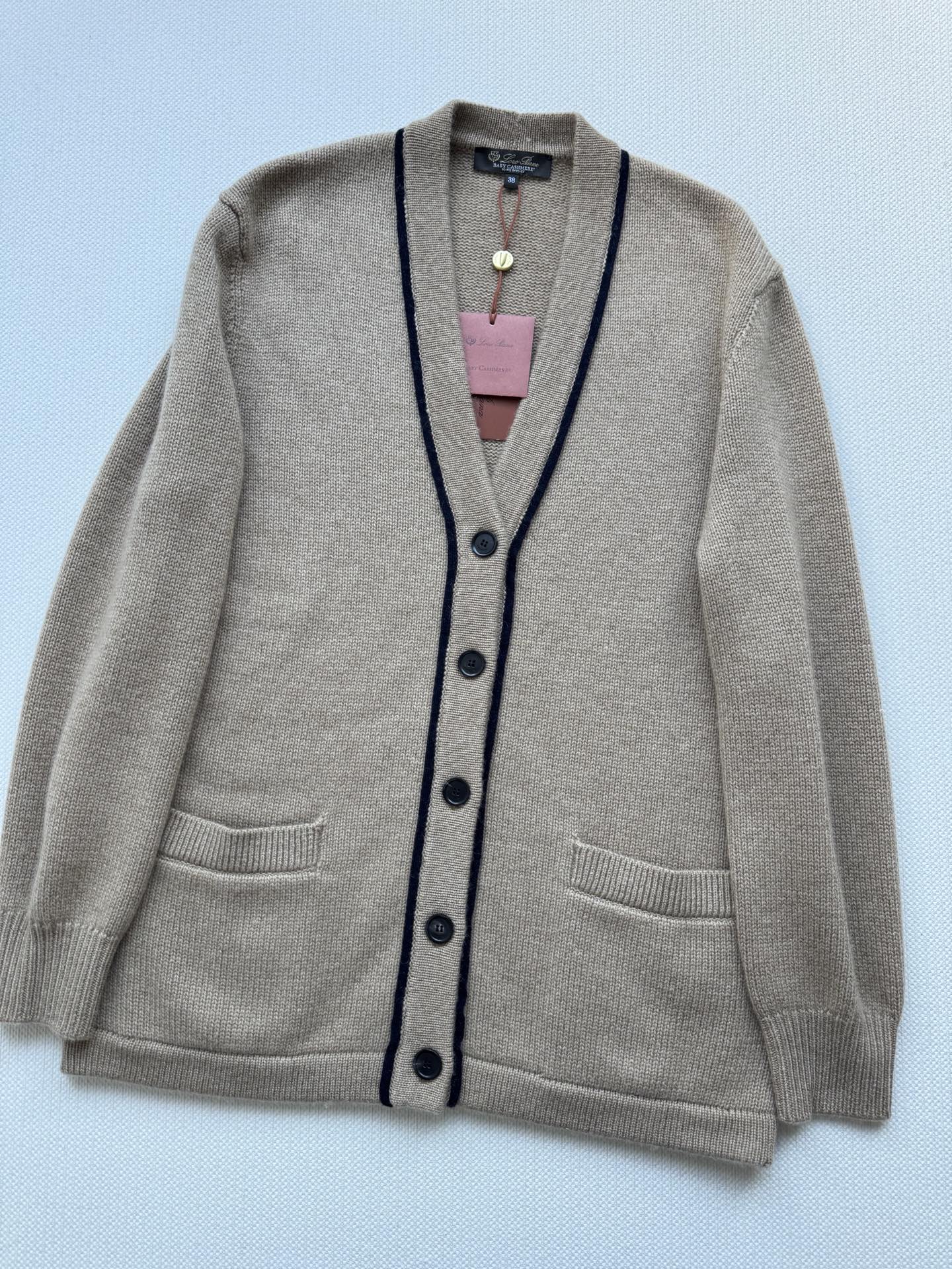 LoroPian*🆕新款，Lp高智感 老钱风穿搭气质V领羊绒针织开衫，纱线软糯舒适质感无敌赞！V领落肩慵