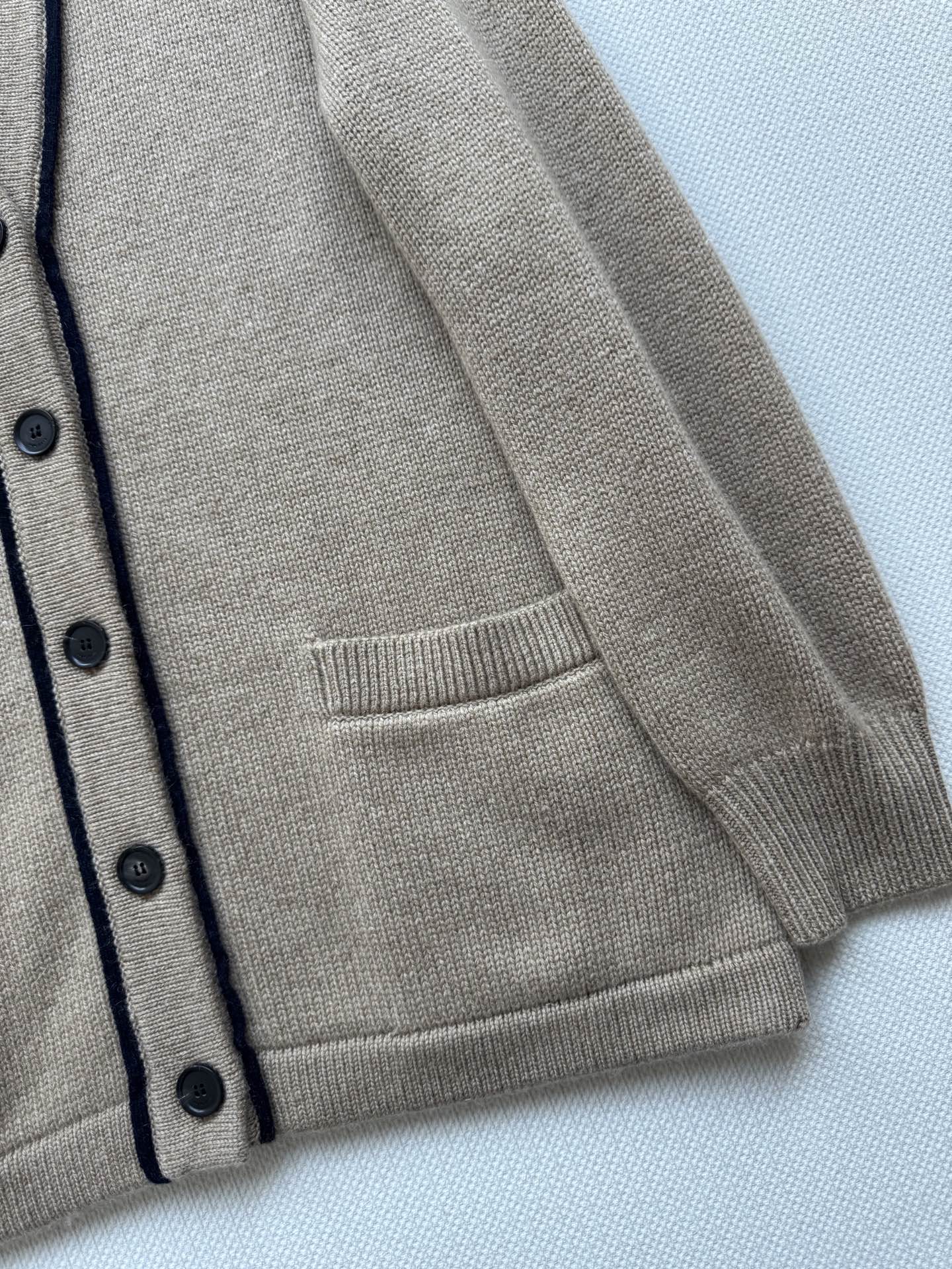 LoroPian*🆕新款，Lp高智感 老钱风穿搭气质V领羊绒针织开衫，纱线软糯舒适质感无敌赞！V领落肩慵