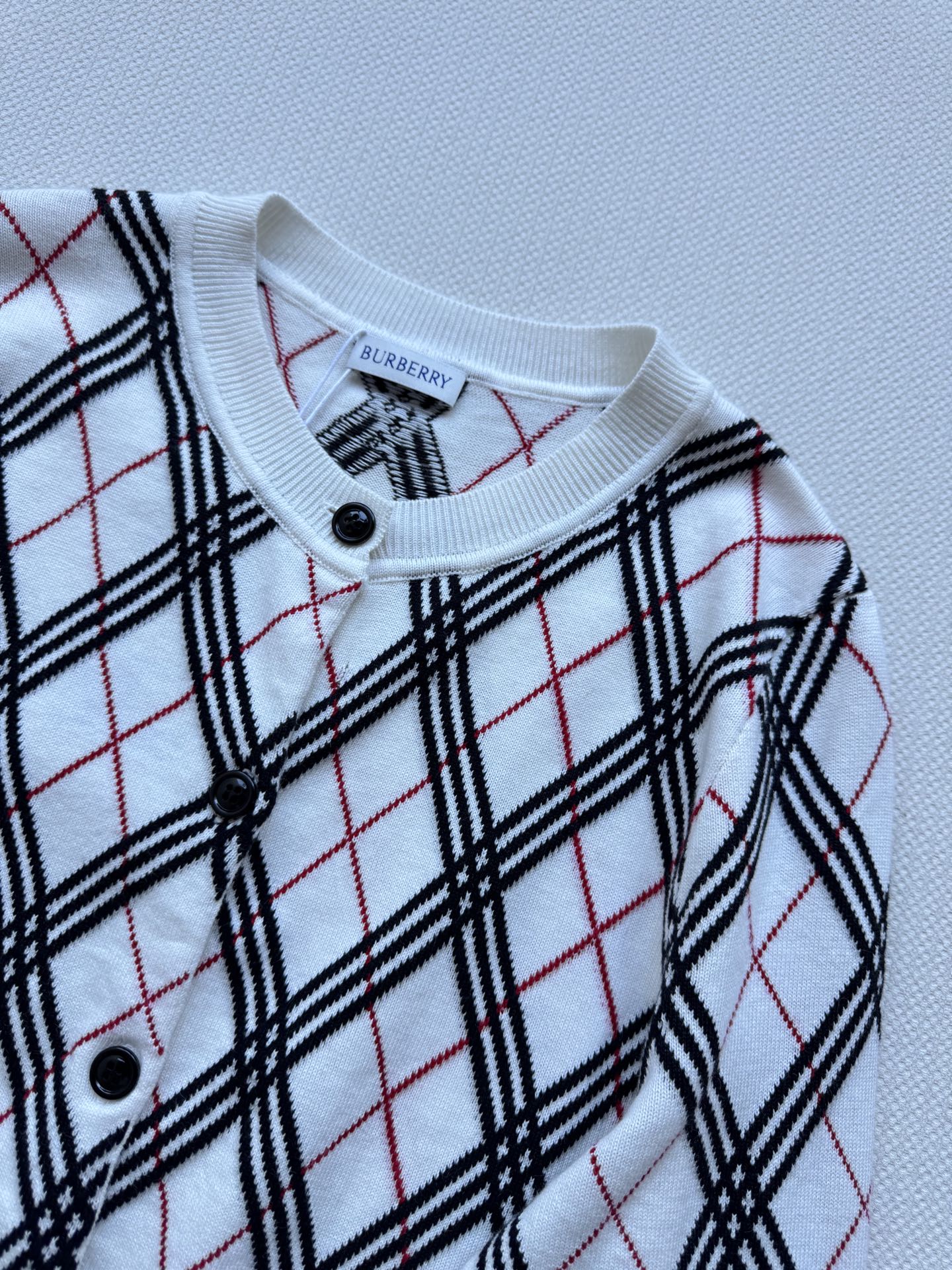 Burberr*🆕新配色穿搭，美到犯规！合身经典的黑白格纹针织衫，复古摩登，永不过时的时髦元素🥳ＳＭＬ.