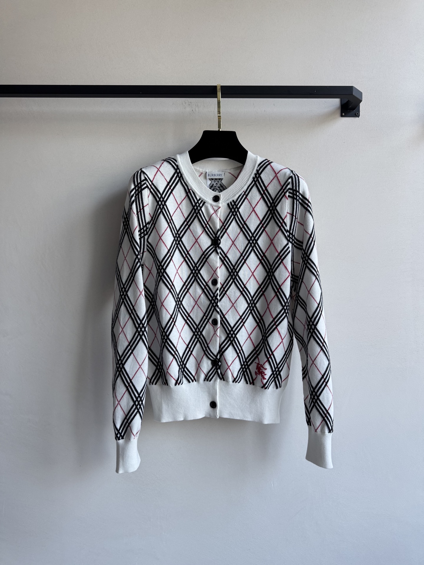 Burberr*🆕新配色穿搭，美到犯规！合身经典的黑白格纹针织衫，复古摩登，永不过时的时髦元素🥳ＳＭＬ.