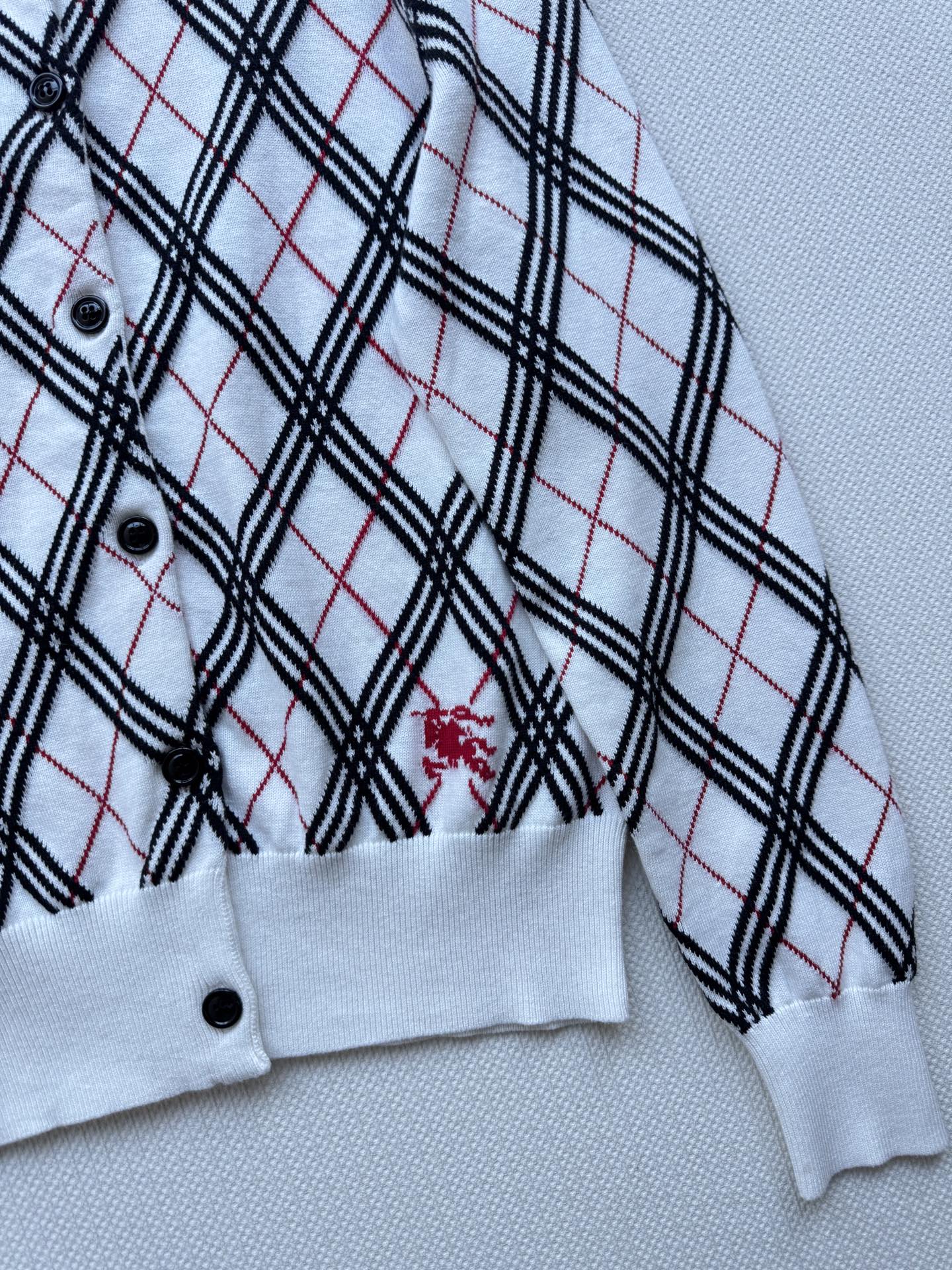 Burberr*🆕新配色穿搭，美到犯规！合身经典的黑白格纹针织衫，复古摩登，永不过时的时髦元素🥳ＳＭＬ.