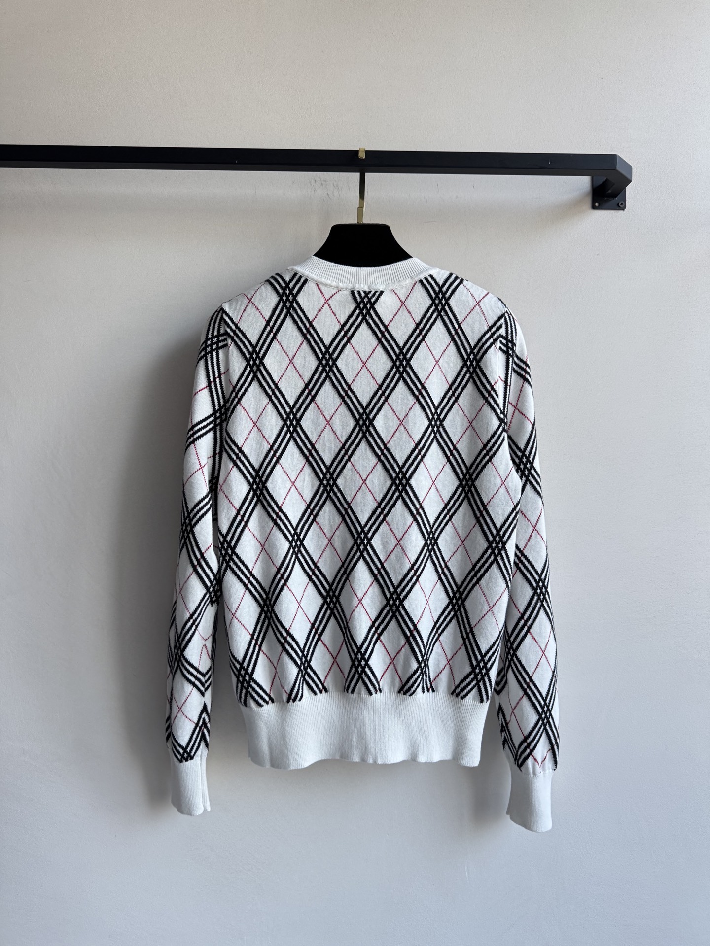 Burberr*🆕新配色穿搭，美到犯规！合身经典的黑白格纹针织衫，复古摩登，永不过时的时髦元素🥳ＳＭＬ.