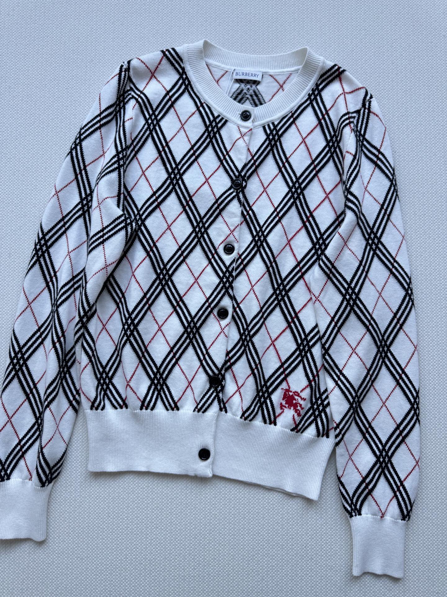Burberr*🆕新配色穿搭，美到犯规！合身经典的黑白格纹针织衫，复古摩登，永不过时的时髦元素🥳ＳＭＬ.