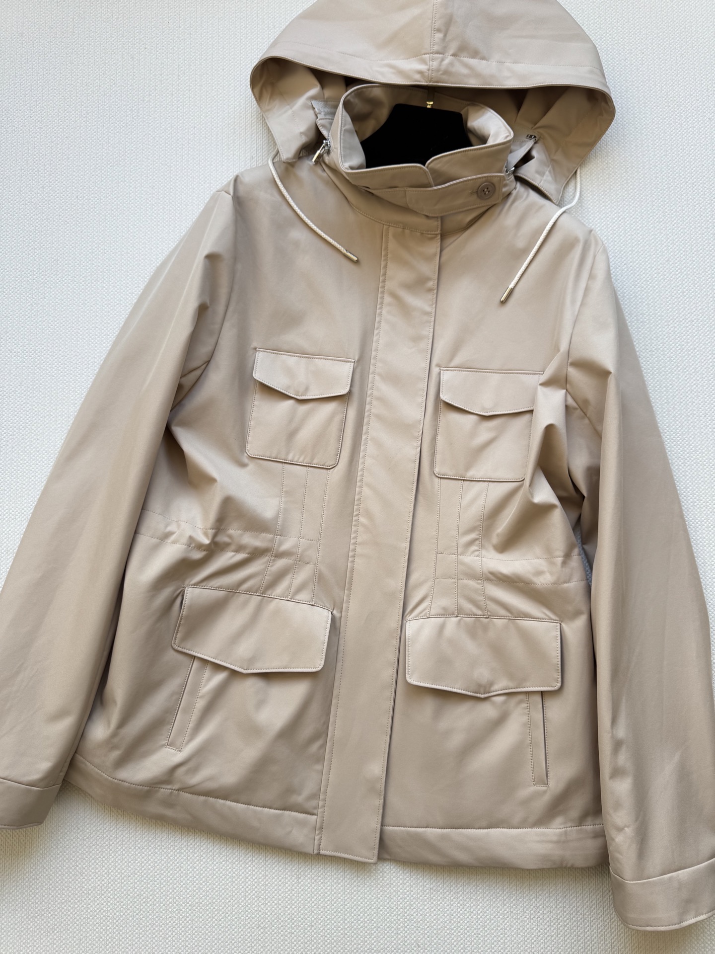 LoroPiana🆕新款，这件风衣每年出勤率都很高，防风防水防污，轻的很，保暖效果是里面的100%羊绒内