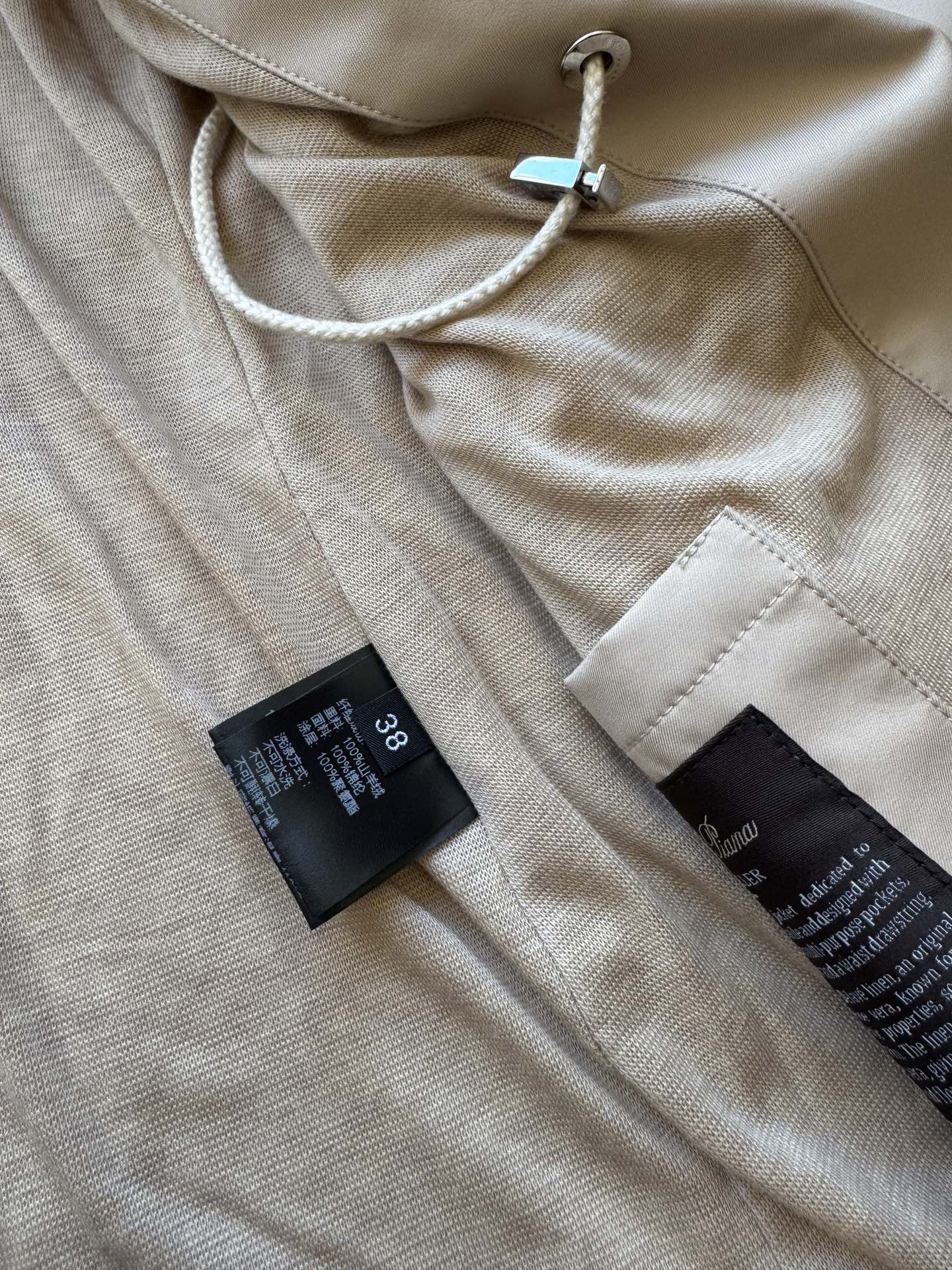 LoroPiana🆕新款，这件风衣每年出勤率都很高，防风防水防污，轻的很，保暖效果是里面的100%羊绒内