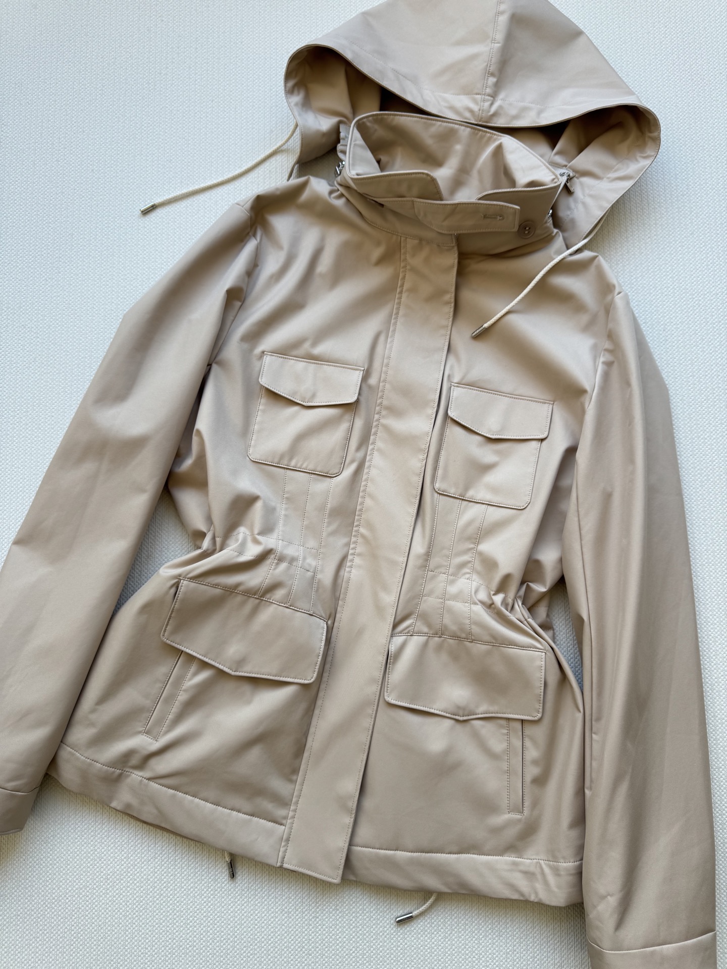 LoroPiana🆕新款，这件风衣每年出勤率都很高，防风防水防污，轻的很，保暖效果是里面的100%羊绒内