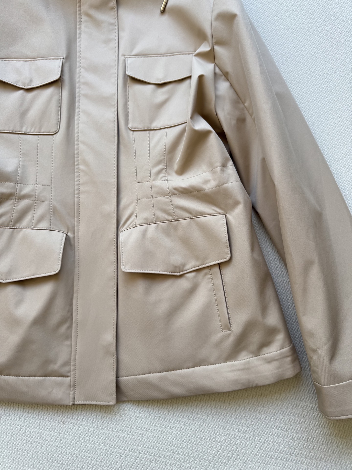 LoroPiana🆕新款，这件风衣每年出勤率都很高，防风防水防污，轻的很，保暖效果是里面的100%羊绒内