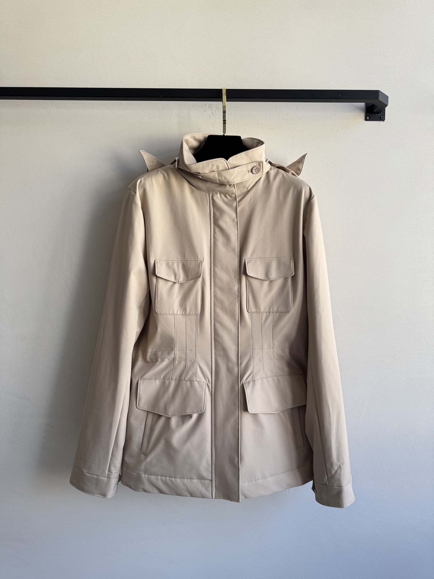 LoroPiana🆕新款，这件风衣每年出勤率都很高，防风防水防污，轻的很，保暖效果是里面的100%羊绒内