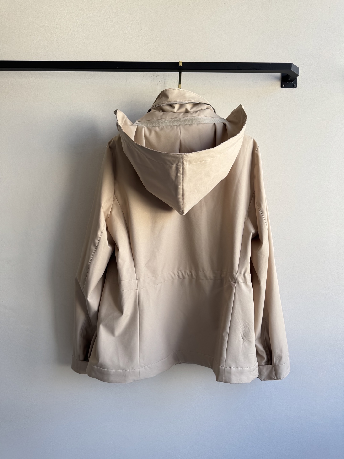 LoroPiana🆕新款，这件风衣每年出勤率都很高，防风防水防污，轻的很，保暖效果是里面的100%羊绒内