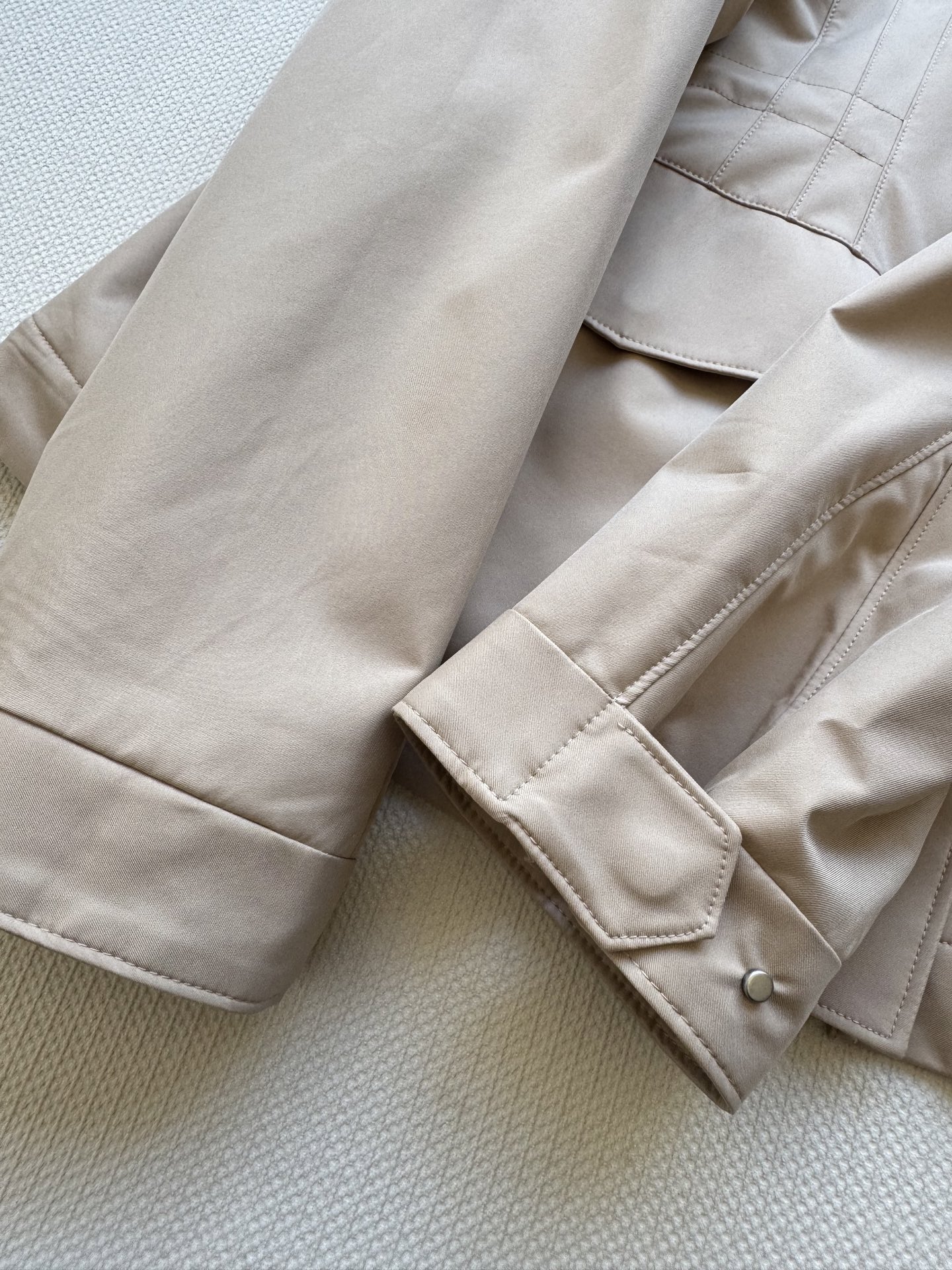 LoroPiana🆕新款，这件风衣每年出勤率都很高，防风防水防污，轻的很，保暖效果是里面的100%羊绒内