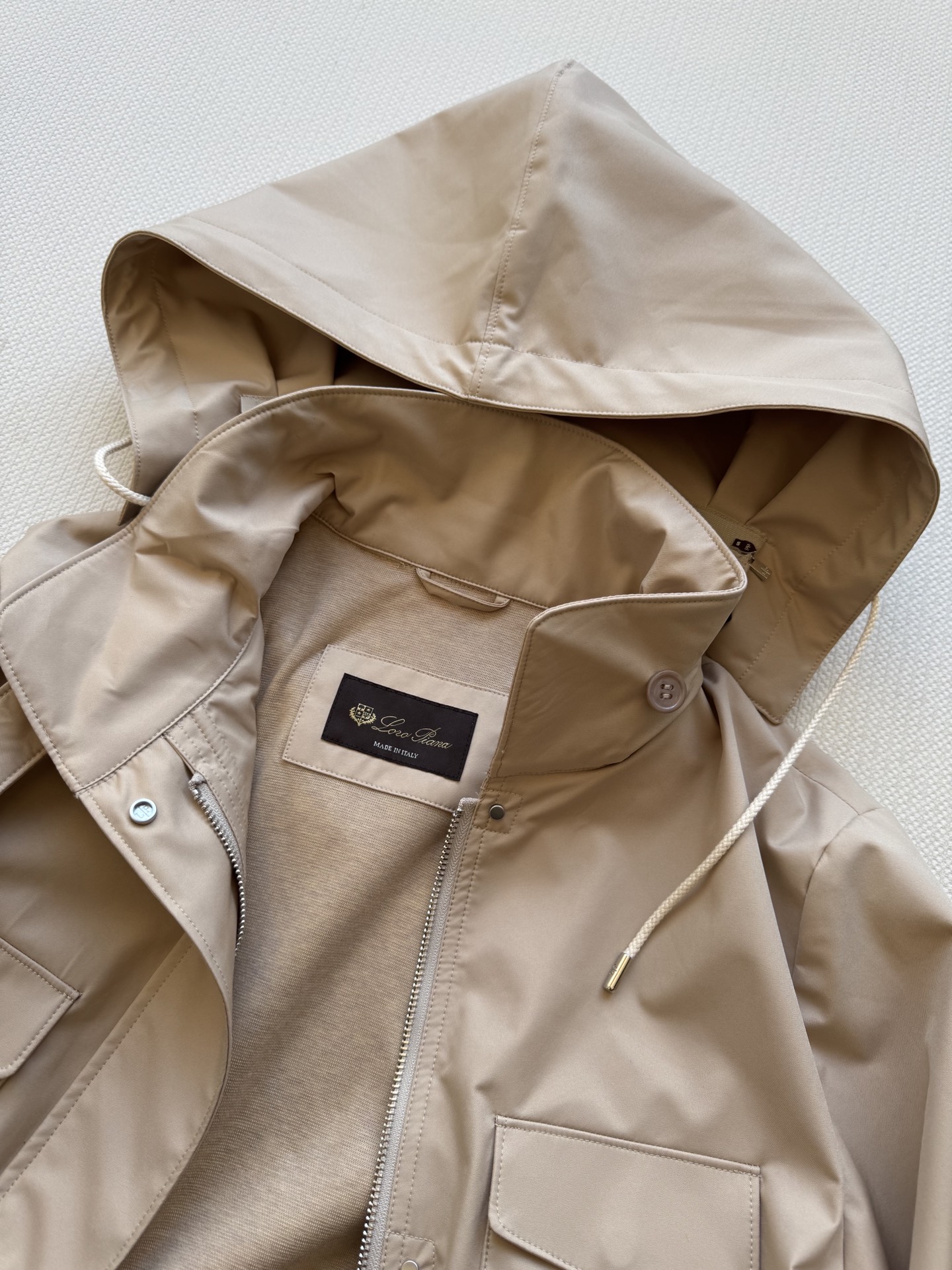 LoroPiana🆕新款，这件风衣每年出勤率都很高，防风防水防污，轻的很，保暖效果是里面的100%羊绒内