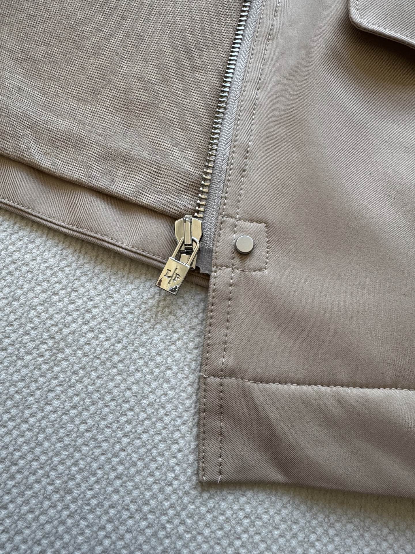 LoroPiana🆕新款，这件风衣每年出勤率都很高，防风防水防污，轻的很，保暖效果是里面的100%羊绒内