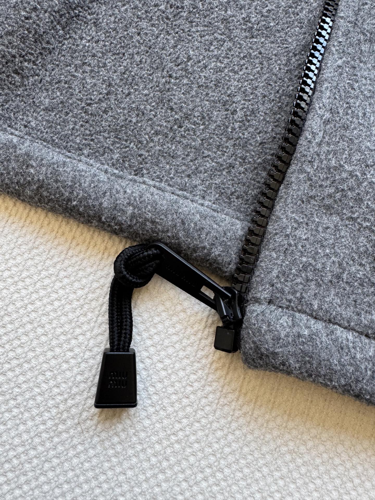 𝐌𝐢𝐮𝐌𝐢*25徽标刺绣摇粒绒连帽拉链外套miu家王炸外套回归！谁穿谁好看系列，学院减龄穿搭无压力，立体