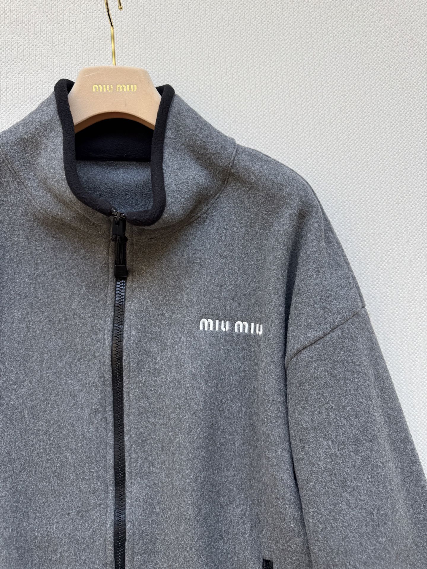 𝐌𝐢𝐮𝐌𝐢*25徽标刺绣摇粒绒连帽拉链外套miu家王炸外套回归！谁穿谁好看系列，学院减龄穿搭无压力，立体