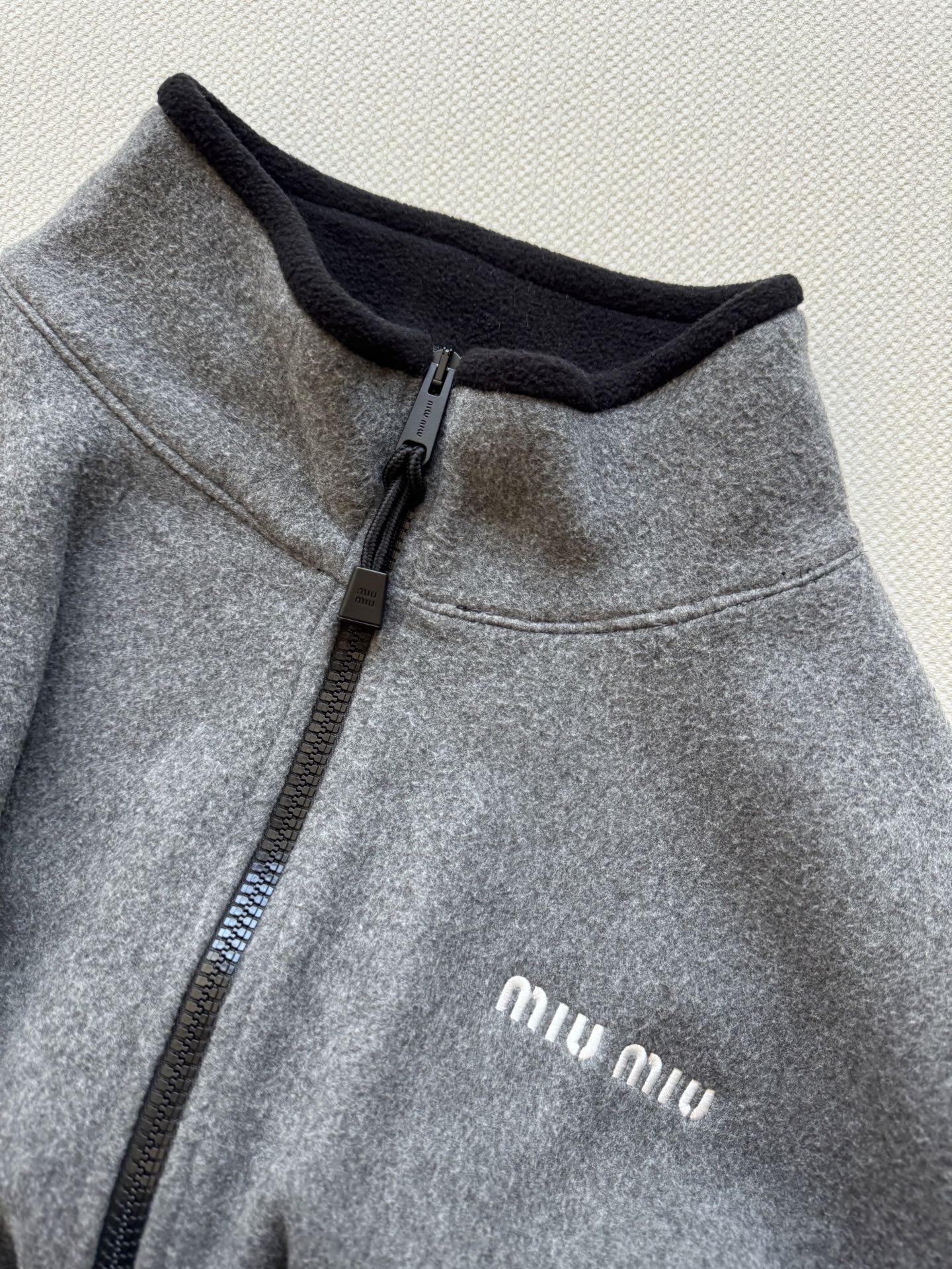 𝐌𝐢𝐮𝐌𝐢*25徽标刺绣摇粒绒连帽拉链外套miu家王炸外套回归！谁穿谁好看系列，学院减龄穿搭无压力，立体