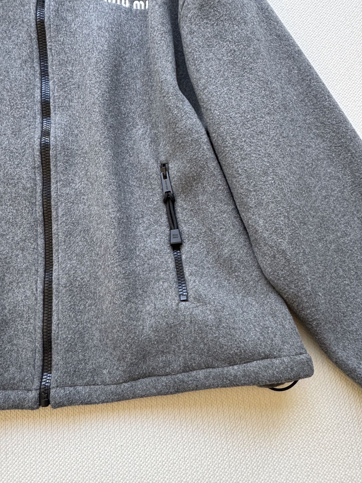 𝐌𝐢𝐮𝐌𝐢*25徽标刺绣摇粒绒连帽拉链外套miu家王炸外套回归！谁穿谁好看系列，学院减龄穿搭无压力，立体