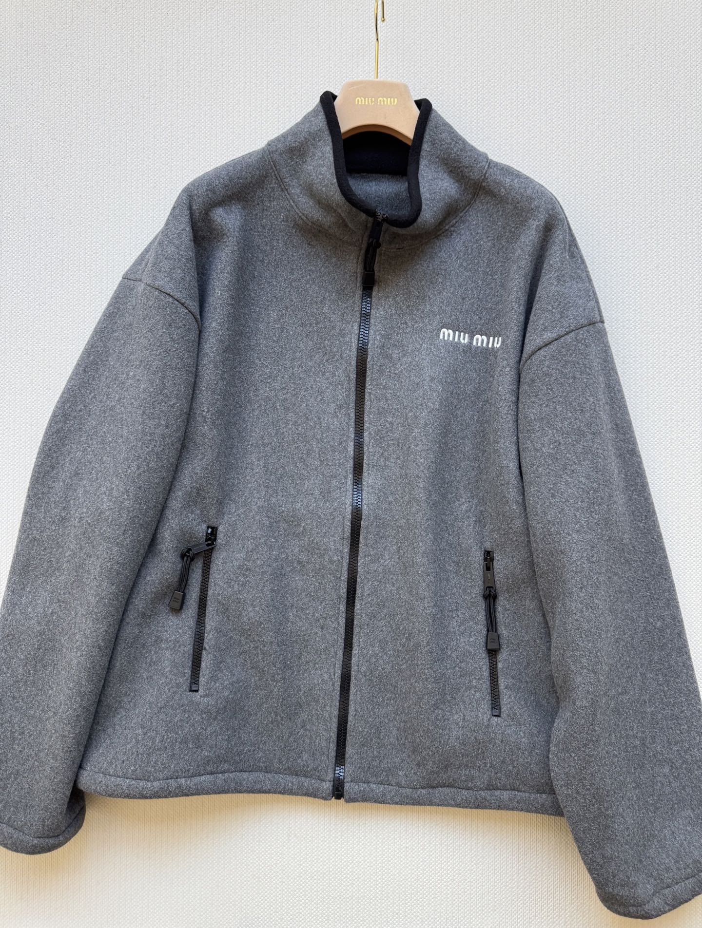 𝐌𝐢𝐮𝐌𝐢*25徽标刺绣摇粒绒连帽拉链外套miu家王炸外套回归！谁穿谁好看系列，学院减龄穿搭无压力，立体