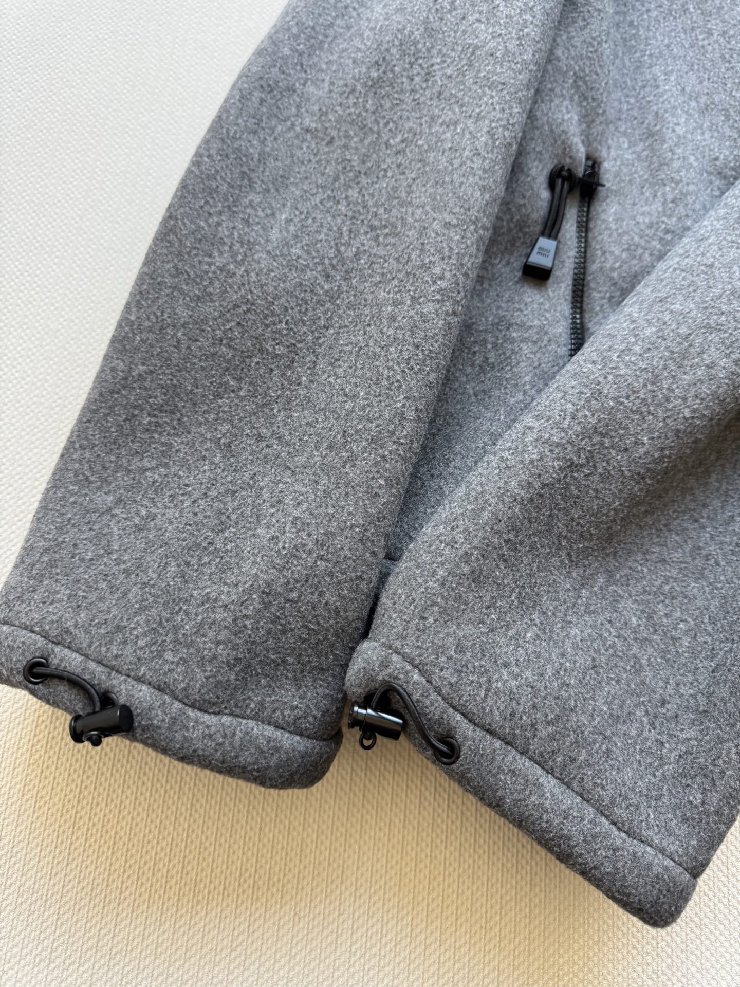 𝐌𝐢𝐮𝐌𝐢*25徽标刺绣摇粒绒连帽拉链外套miu家王炸外套回归！谁穿谁好看系列，学院减龄穿搭无压力，立体