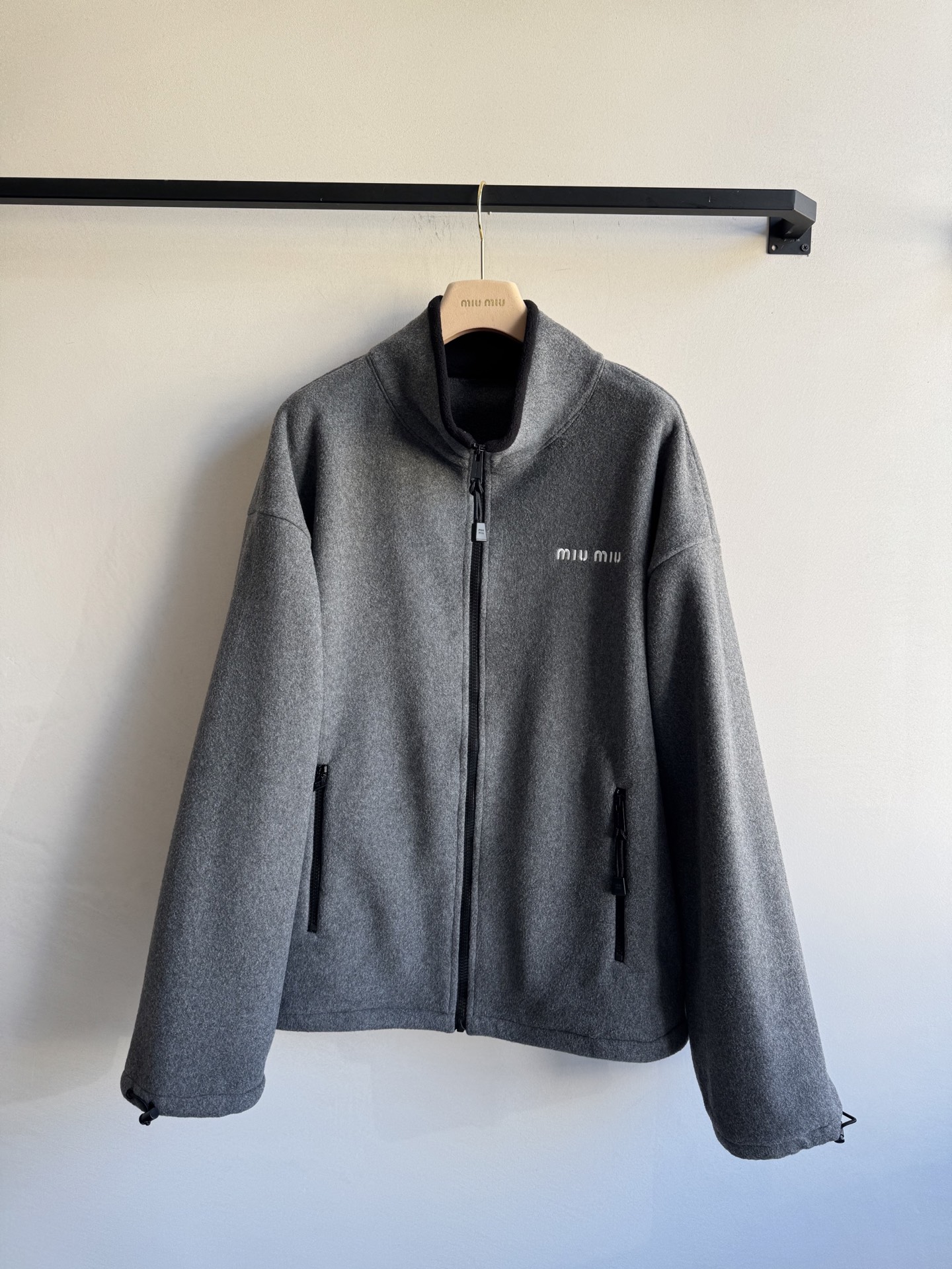 𝐌𝐢𝐮𝐌𝐢*25徽标刺绣摇粒绒连帽拉链外套miu家王炸外套回归！谁穿谁好看系列，学院减龄穿搭无压力，立体