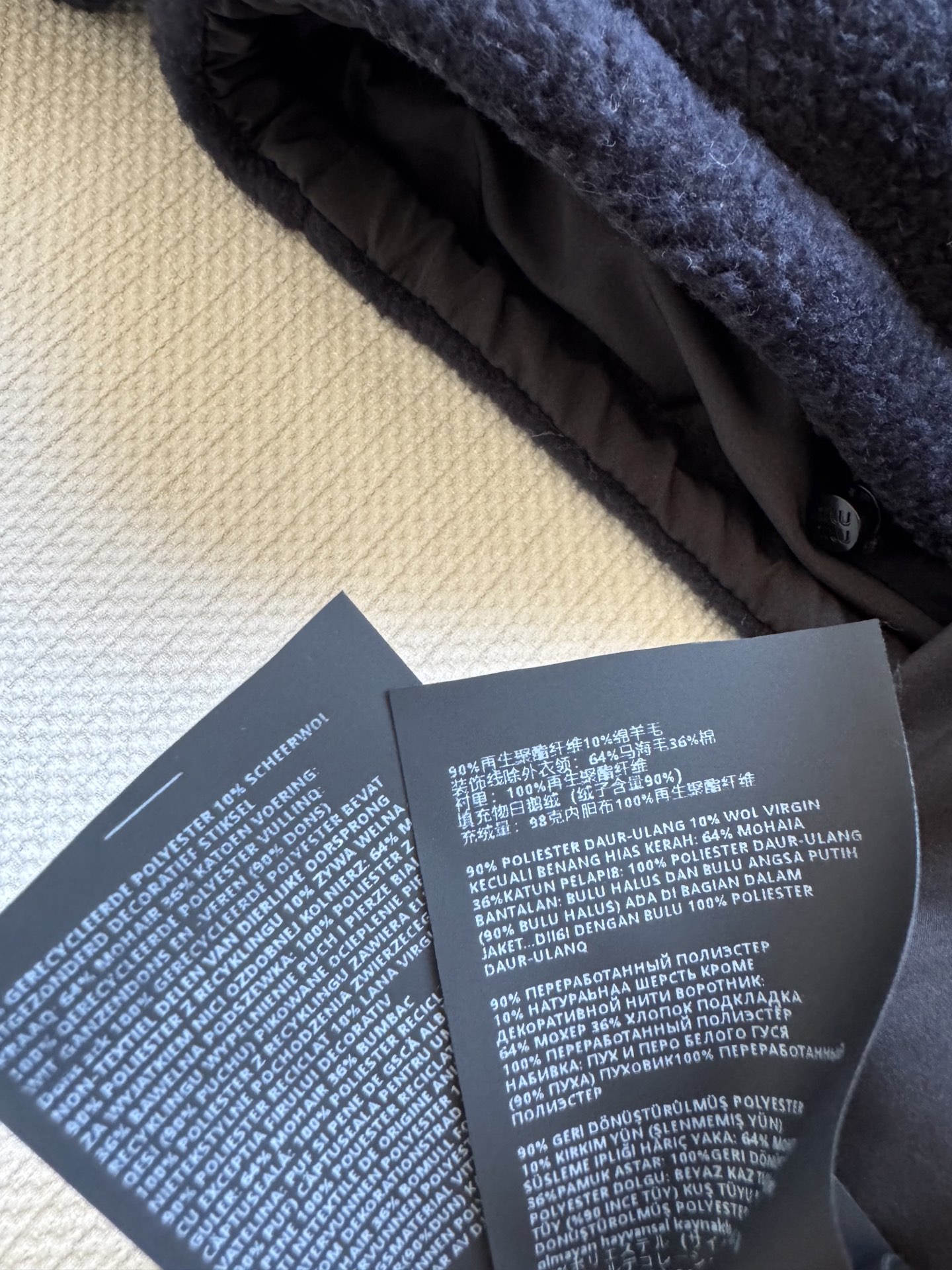 Miumi*🆕25秋冬系列新款 经典羊羔毛夹克外套🤎立领拉链设计保暖又时尚 胸口辨识度贴标点缀设计 宽松