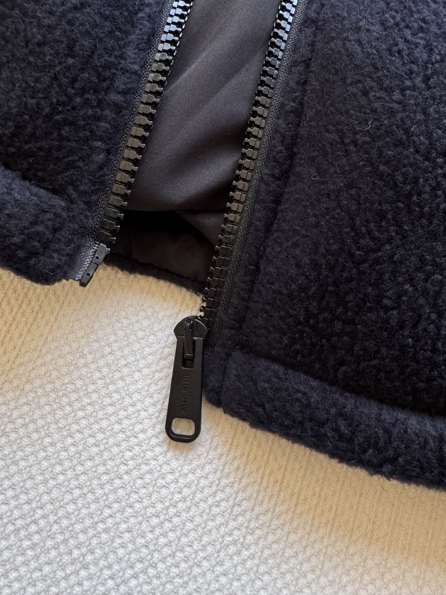 Miumi*🆕25秋冬系列新款 经典羊羔毛夹克外套🤎立领拉链设计保暖又时尚 胸口辨识度贴标点缀设计 宽松