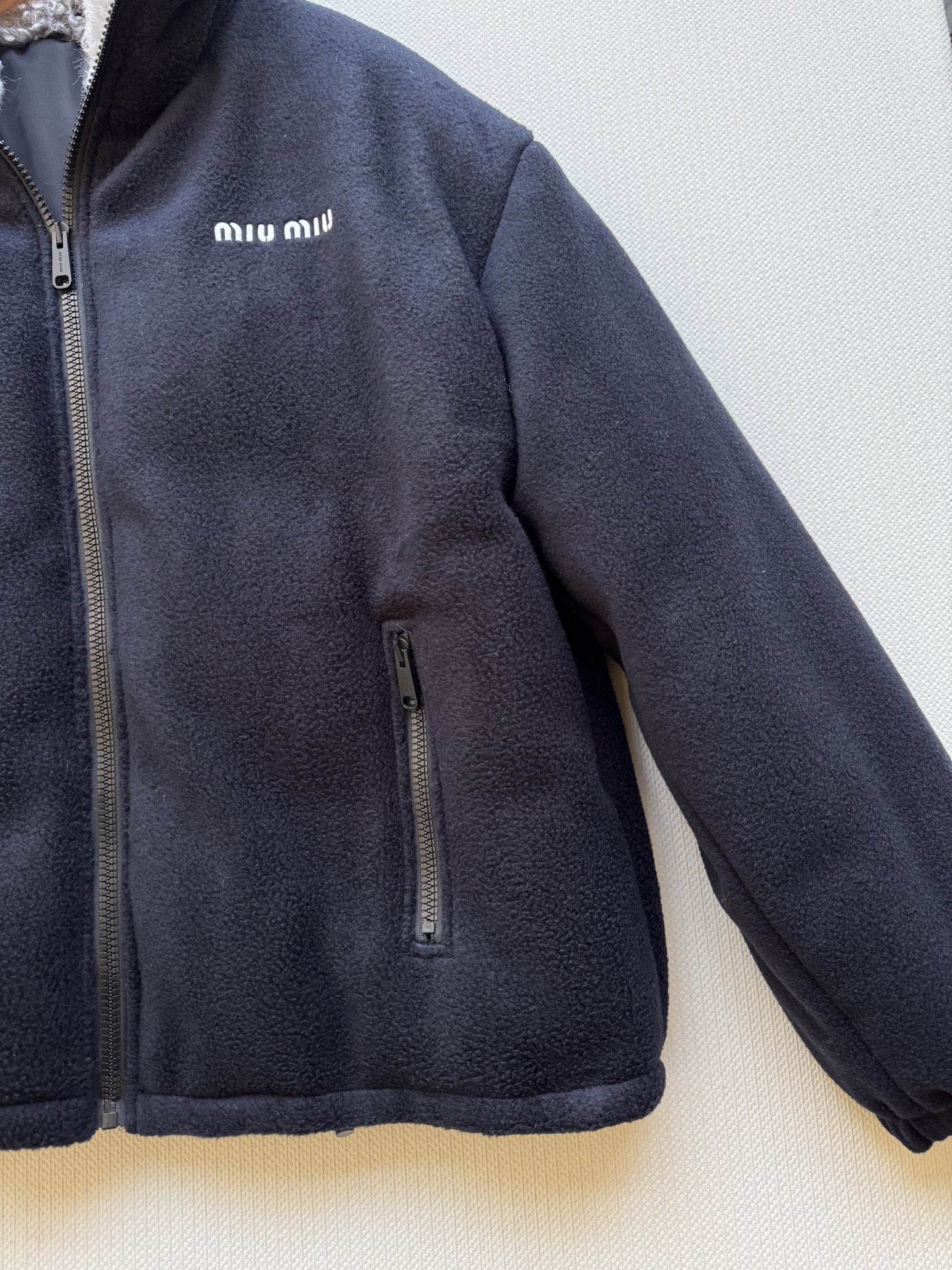 Miumi*🆕25秋冬系列新款 经典羊羔毛夹克外套🤎立领拉链设计保暖又时尚 胸口辨识度贴标点缀设计 宽松