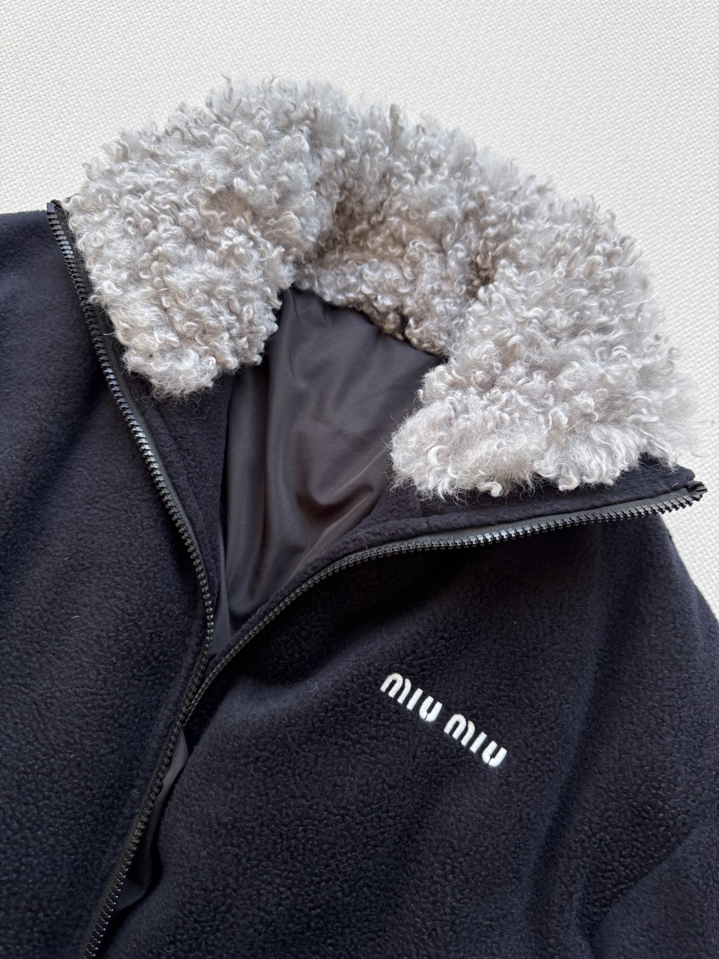 Miumi*🆕25秋冬系列新款 经典羊羔毛夹克外套🤎立领拉链设计保暖又时尚 胸口辨识度贴标点缀设计 宽松