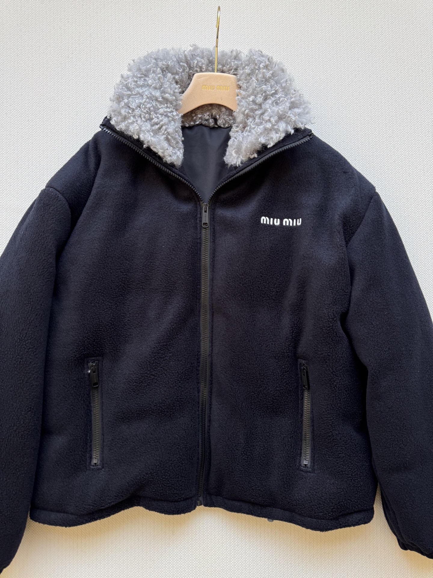 Miumi*🆕25秋冬系列新款 经典羊羔毛夹克外套🤎立领拉链设计保暖又时尚 胸口辨识度贴标点缀设计 宽松