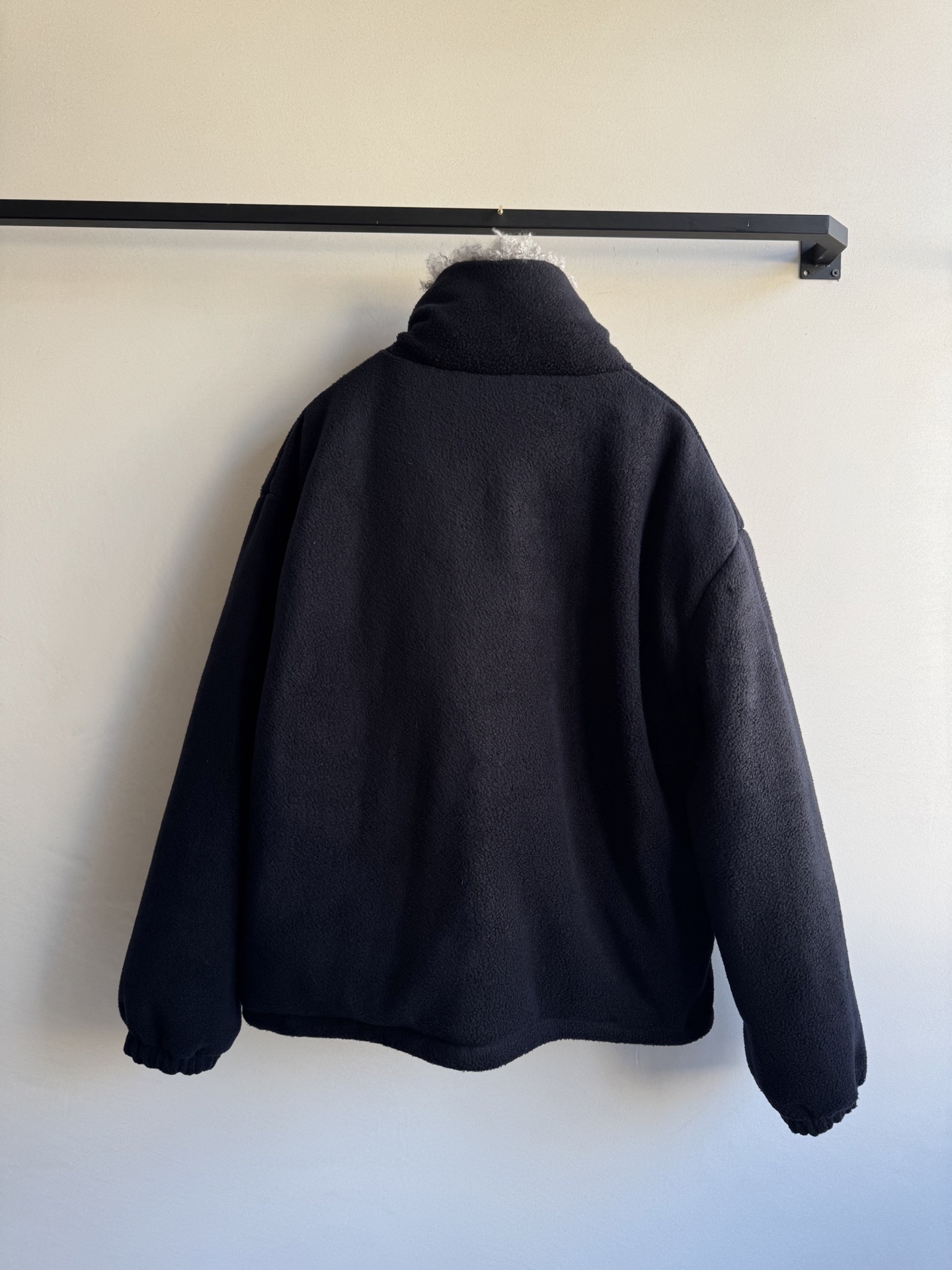 Miumi*🆕25秋冬系列新款 经典羊羔毛夹克外套🤎立领拉链设计保暖又时尚 胸口辨识度贴标点缀设计 宽松