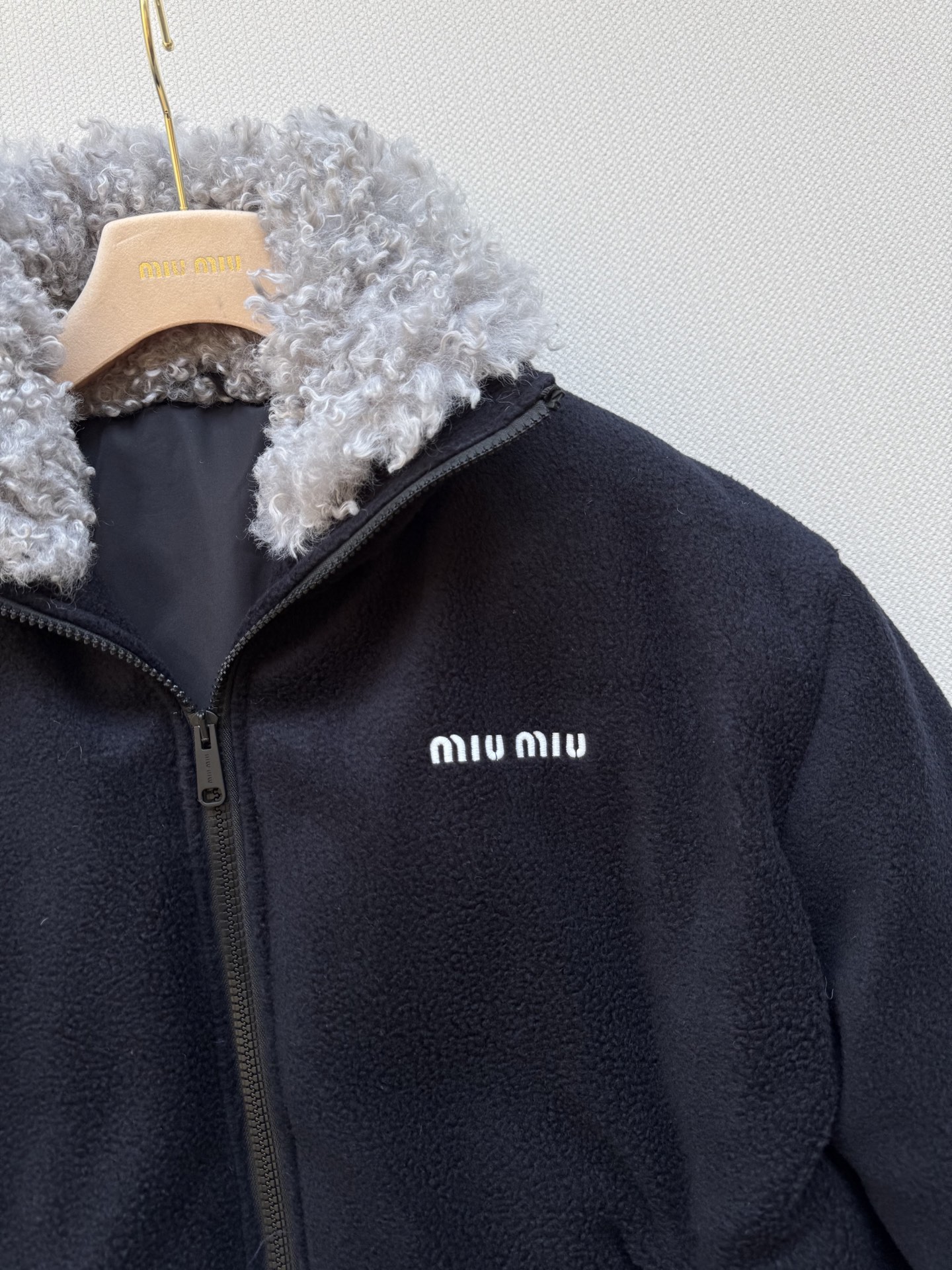 Miumi*🆕25秋冬系列新款 经典羊羔毛夹克外套🤎立领拉链设计保暖又时尚 胸口辨识度贴标点缀设计 宽松