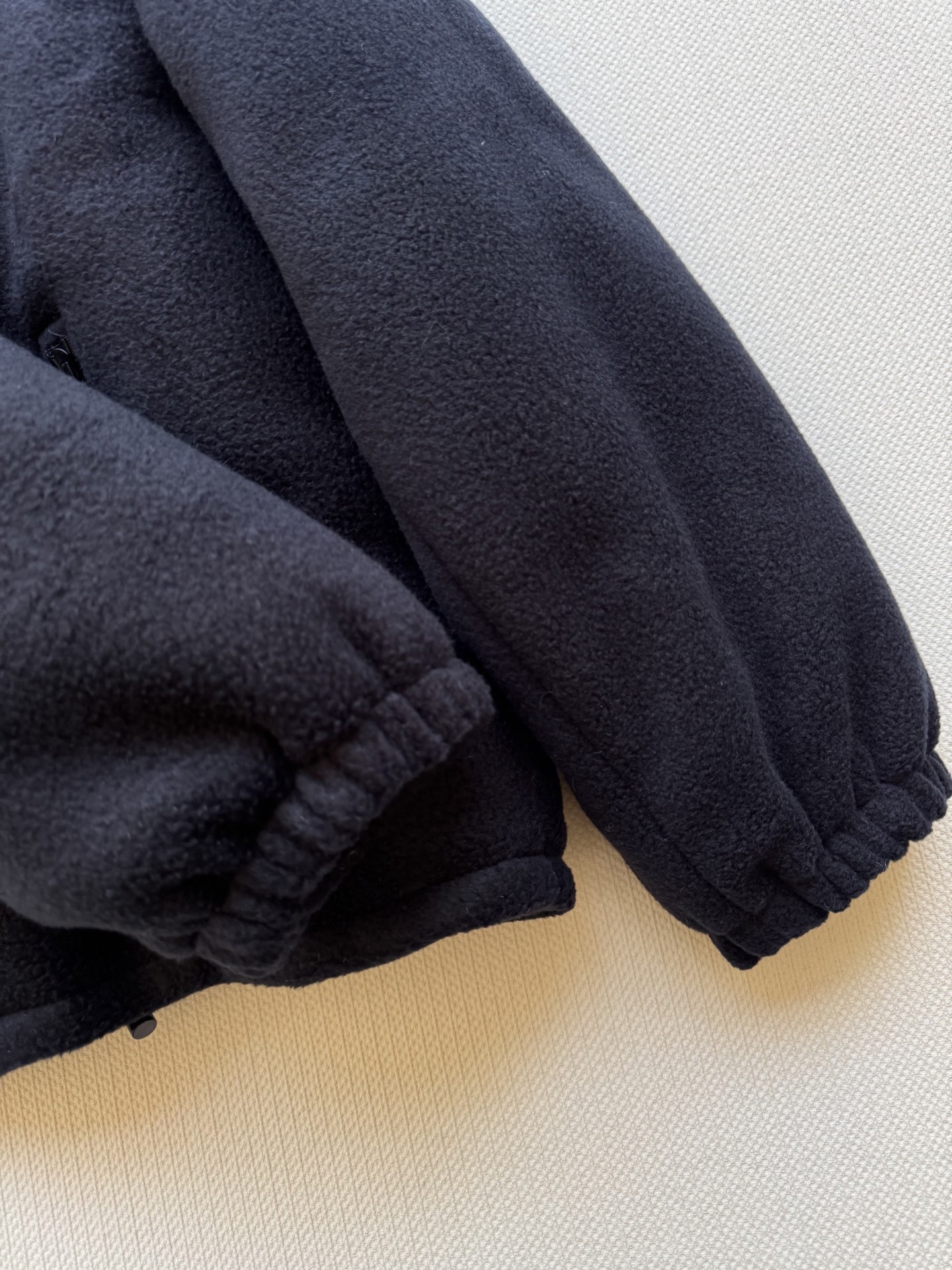 Miumi*🆕25秋冬系列新款 经典羊羔毛夹克外套🤎立领拉链设计保暖又时尚 胸口辨识度贴标点缀设计 宽松