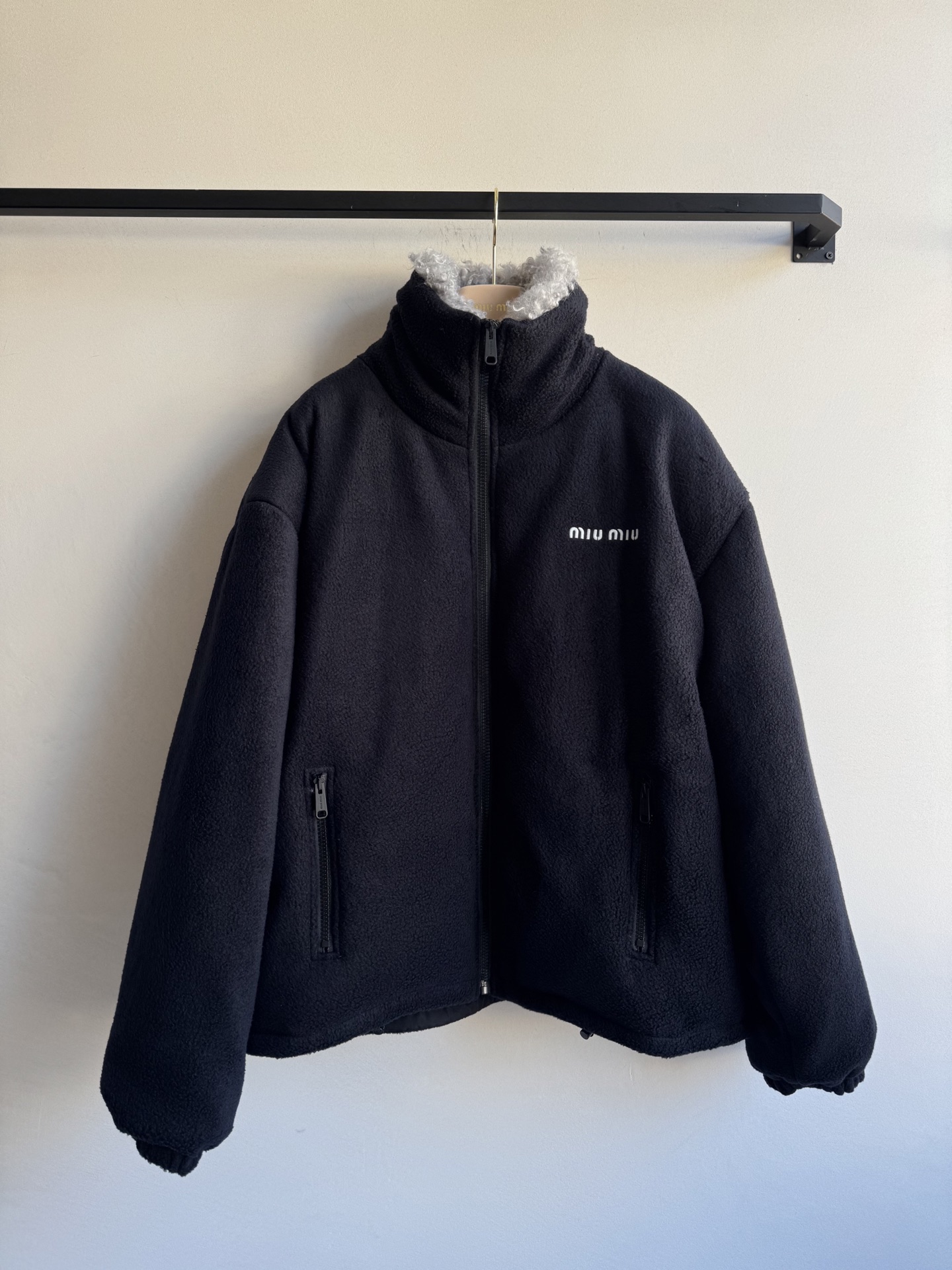 Miumi*🆕25秋冬系列新款 经典羊羔毛夹克外套🤎立领拉链设计保暖又时尚 胸口辨识度贴标点缀设计 宽松