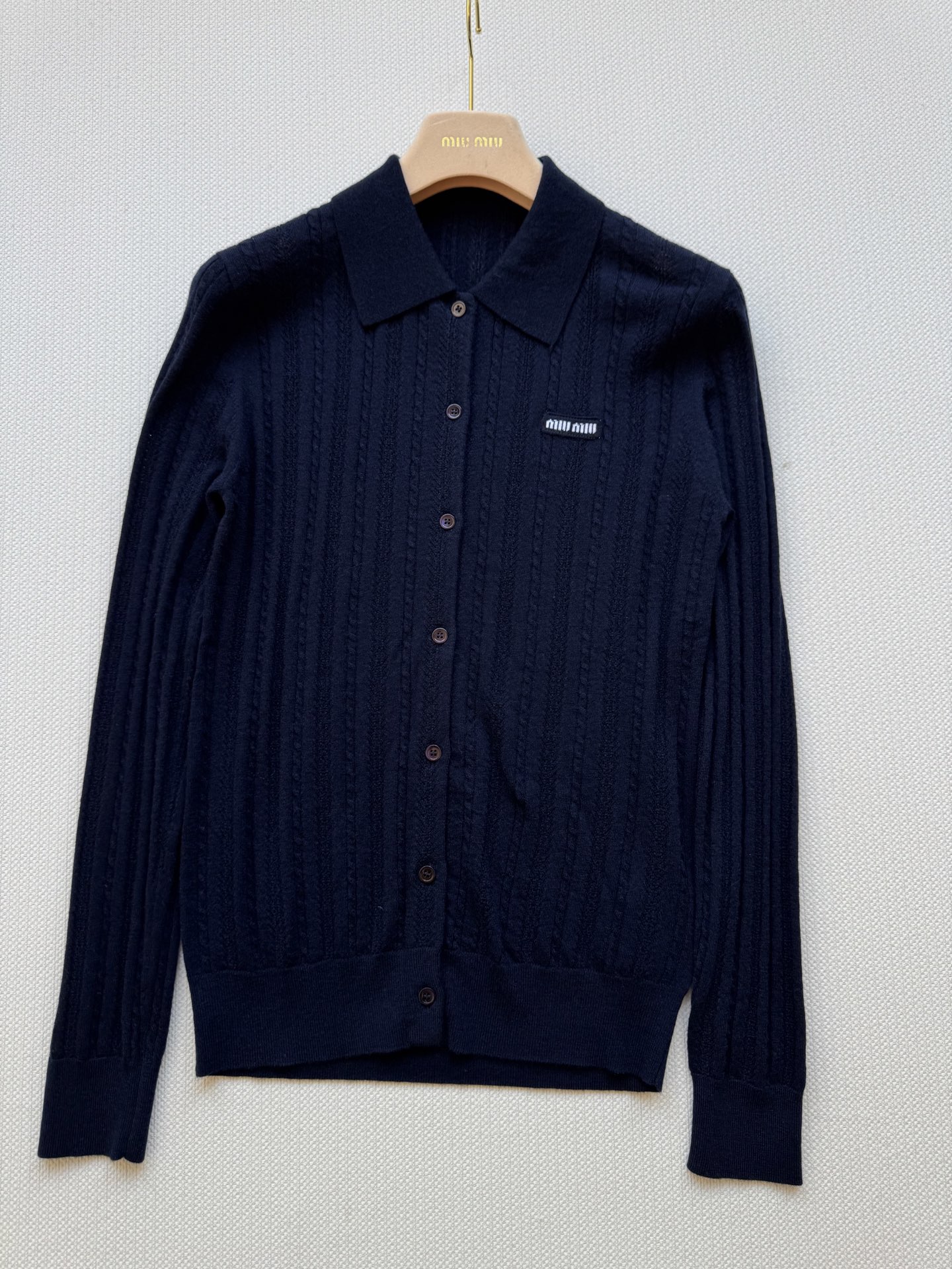 Miumi*🆕25Fw早秋新款 单排扣字母logo针织开衫 原版开发！高版出品！100%山羊绒材质，对版