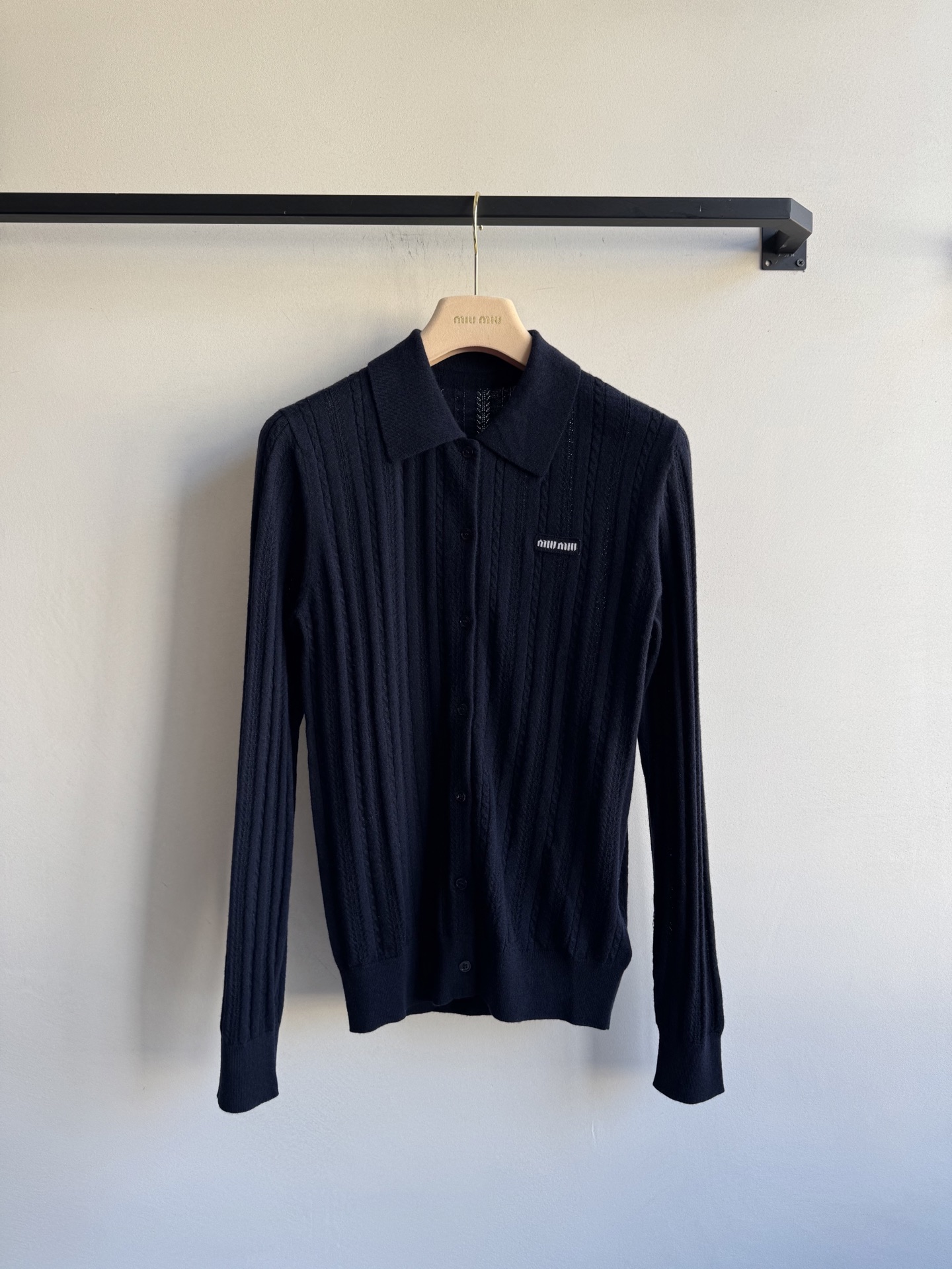 Miumi*🆕25Fw早秋新款 单排扣字母logo针织开衫 原版开发！高版出品！100%山羊绒材质，对版