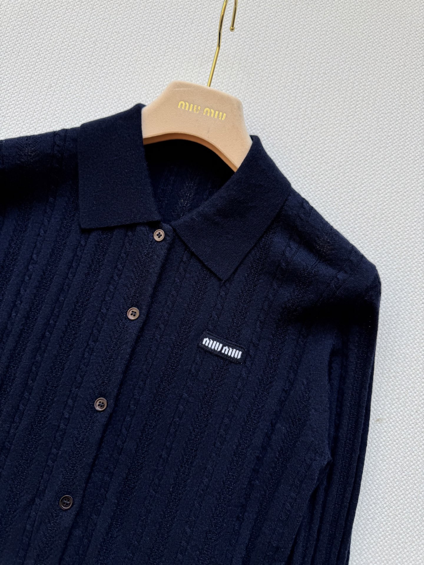 Miumi*🆕25Fw早秋新款 单排扣字母logo针织开衫 原版开发！高版出品！100%山羊绒材质，对版