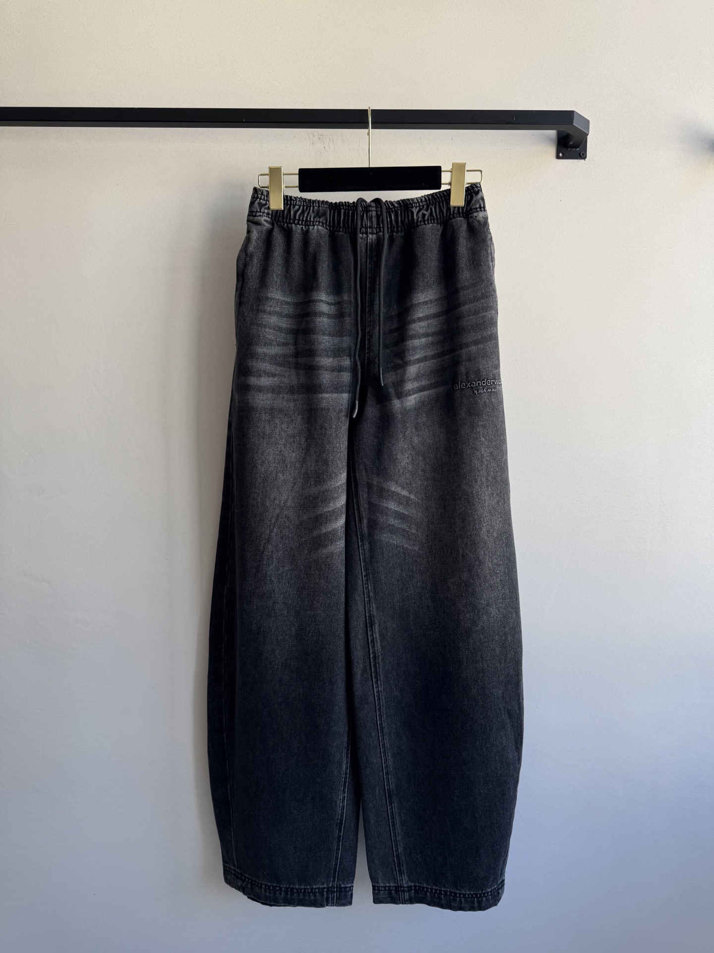 AlexanderWan*🆕新款，休闲牛仔裤，超级遮肉显瘦的效果，松紧腰设计，不挑人好搭！ＳＭＬ.