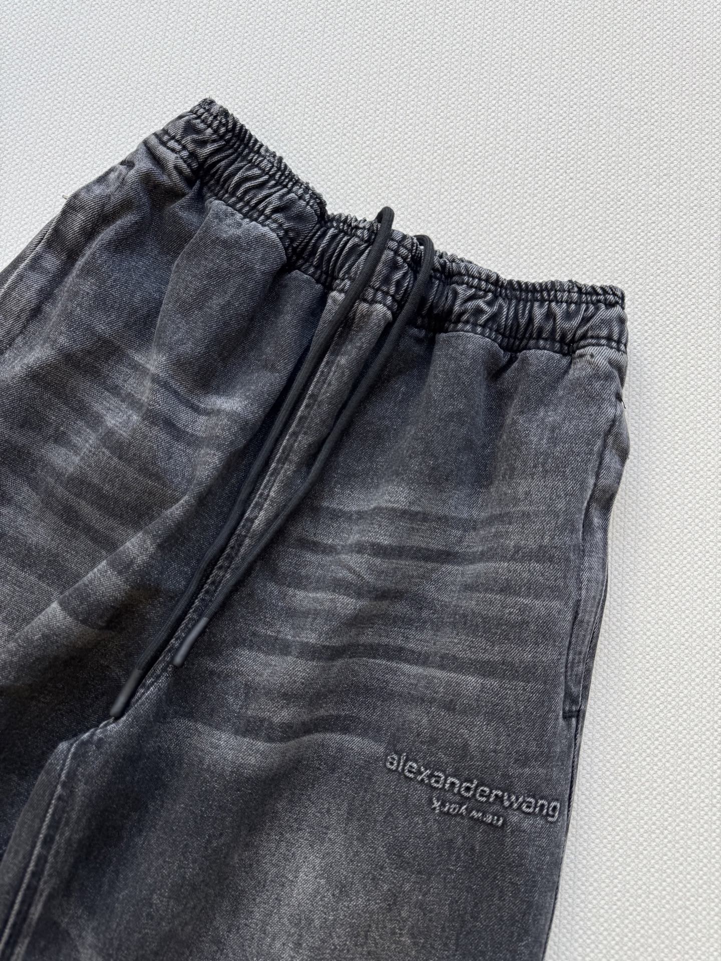 AlexanderWan*🆕新款，休闲牛仔裤，超级遮肉显瘦的效果，松紧腰设计，不挑人好搭！ＳＭＬ.