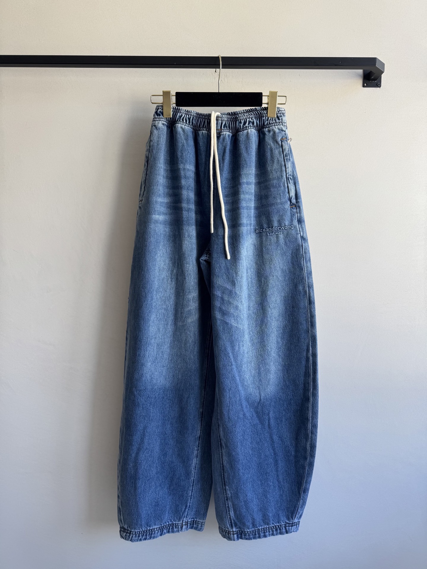 AlexanderWan*🆕新款，休闲牛仔裤，超级遮肉显瘦的效果，松紧腰设计，不挑人好搭！ＳＭＬ.