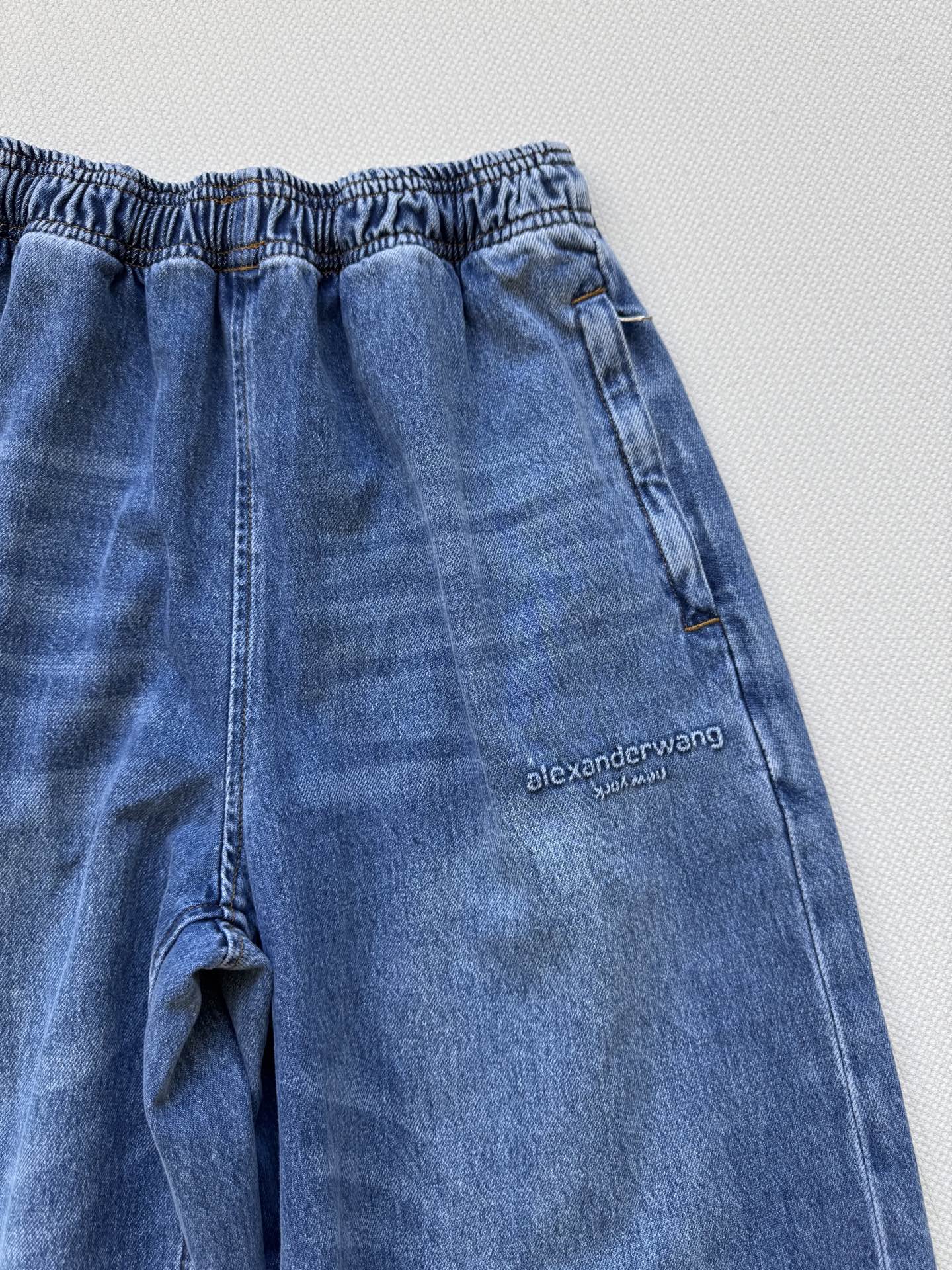 AlexanderWan*🆕新款，休闲牛仔裤，超级遮肉显瘦的效果，松紧腰设计，不挑人好搭！ＳＭＬ.