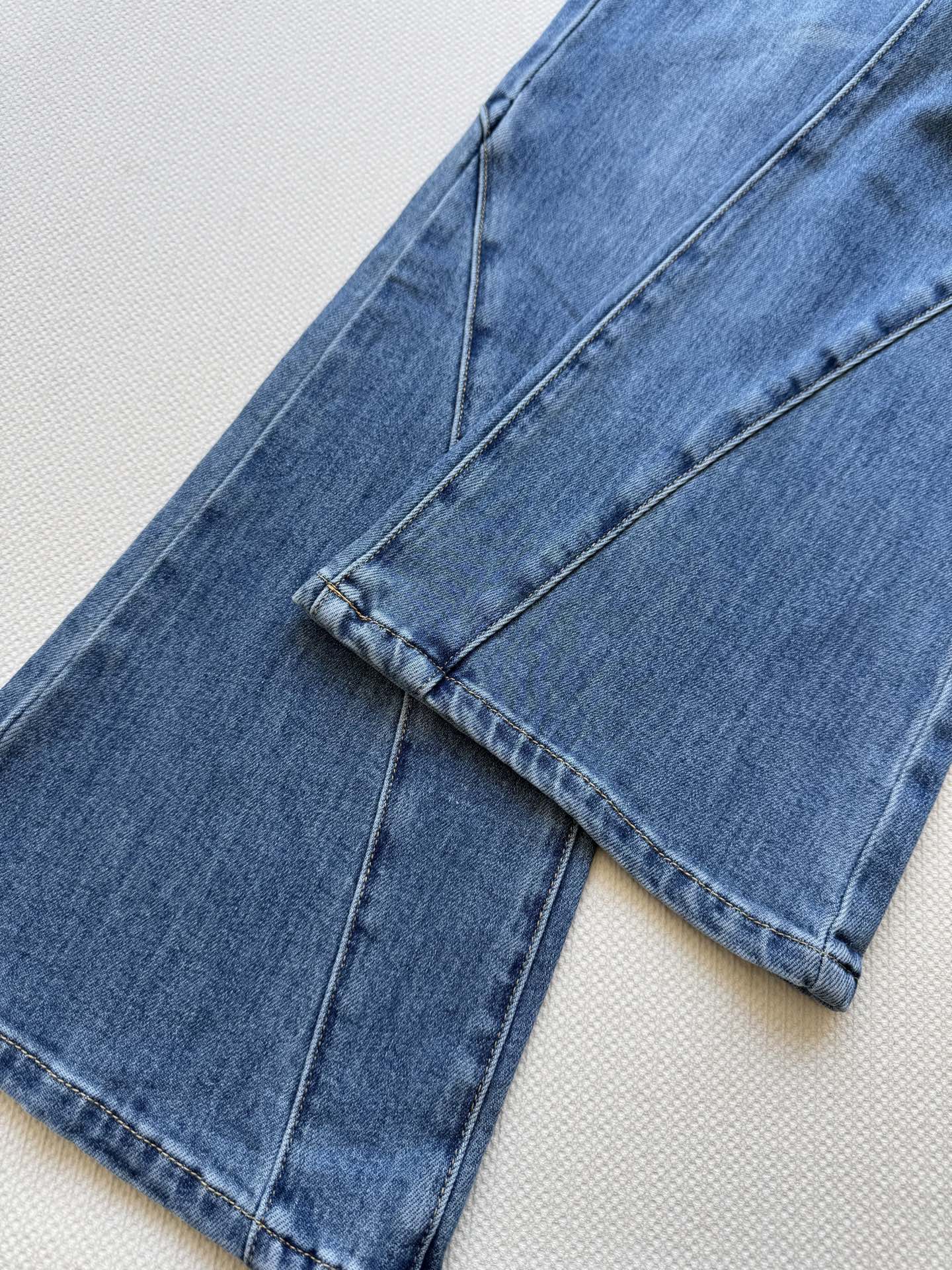 SaintLauren*🆕新款，直筒微喇叭牛仔裤，小个子友好款式，超显瘦哒～ＳＭＬ.