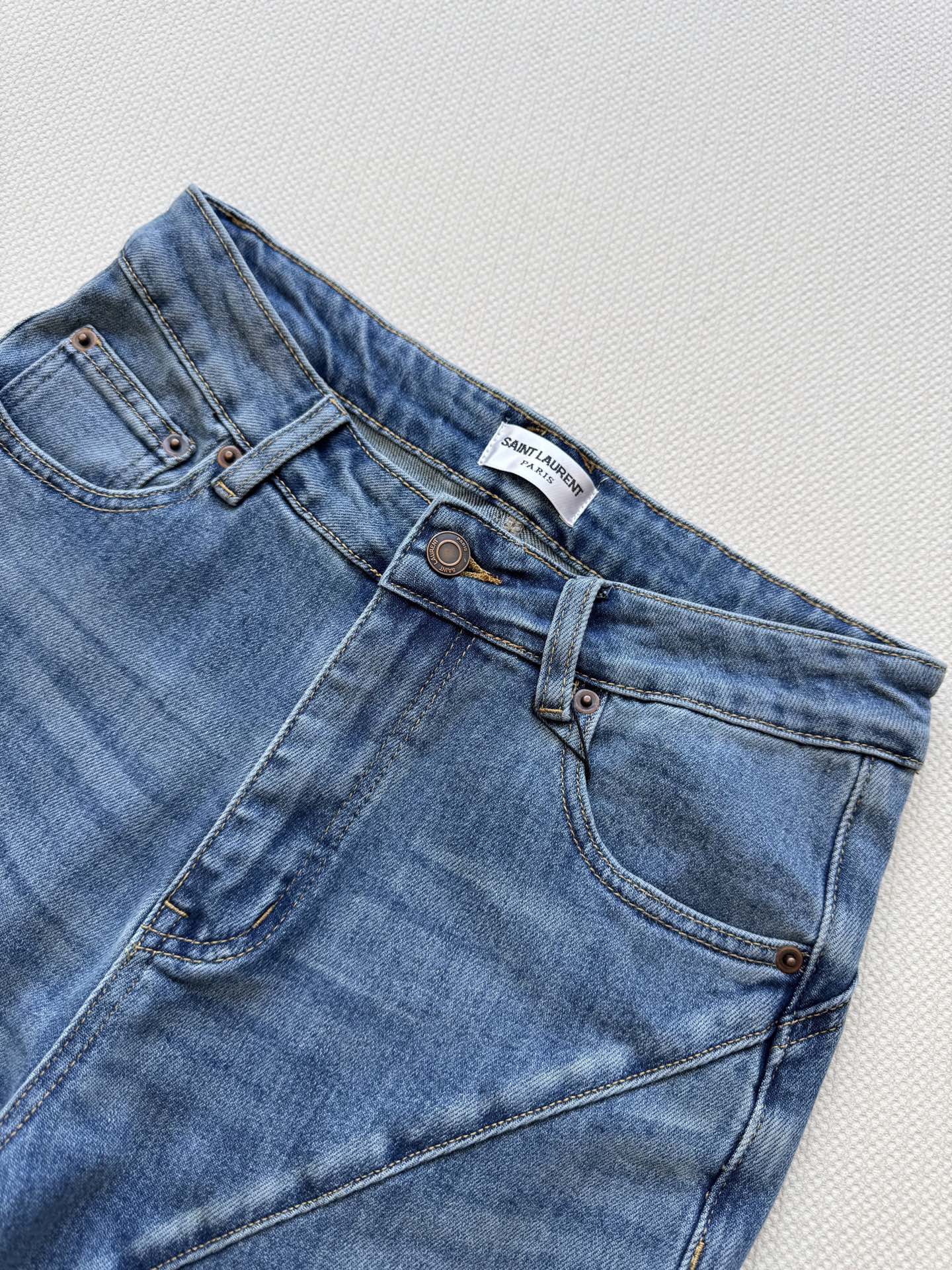 SaintLauren*🆕新款，直筒微喇叭牛仔裤，小个子友好款式，超显瘦哒～ＳＭＬ.