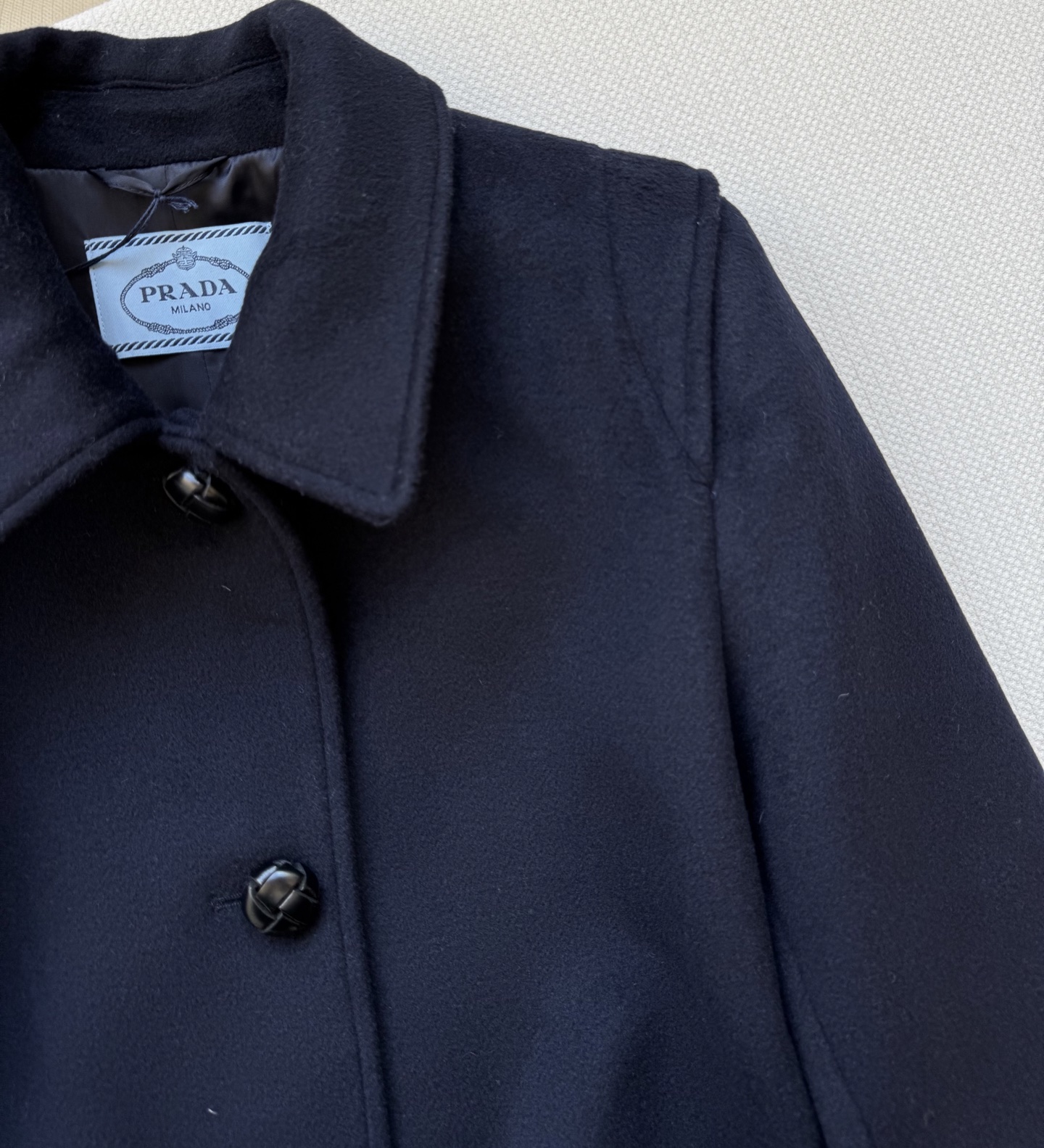 Prad*🆕新款，羊毛呢大衣，中长款版型设计，对小个子也很友好哦😍藏蓝色太好看啦百搭不挑穿搭，搭配牛皮扣