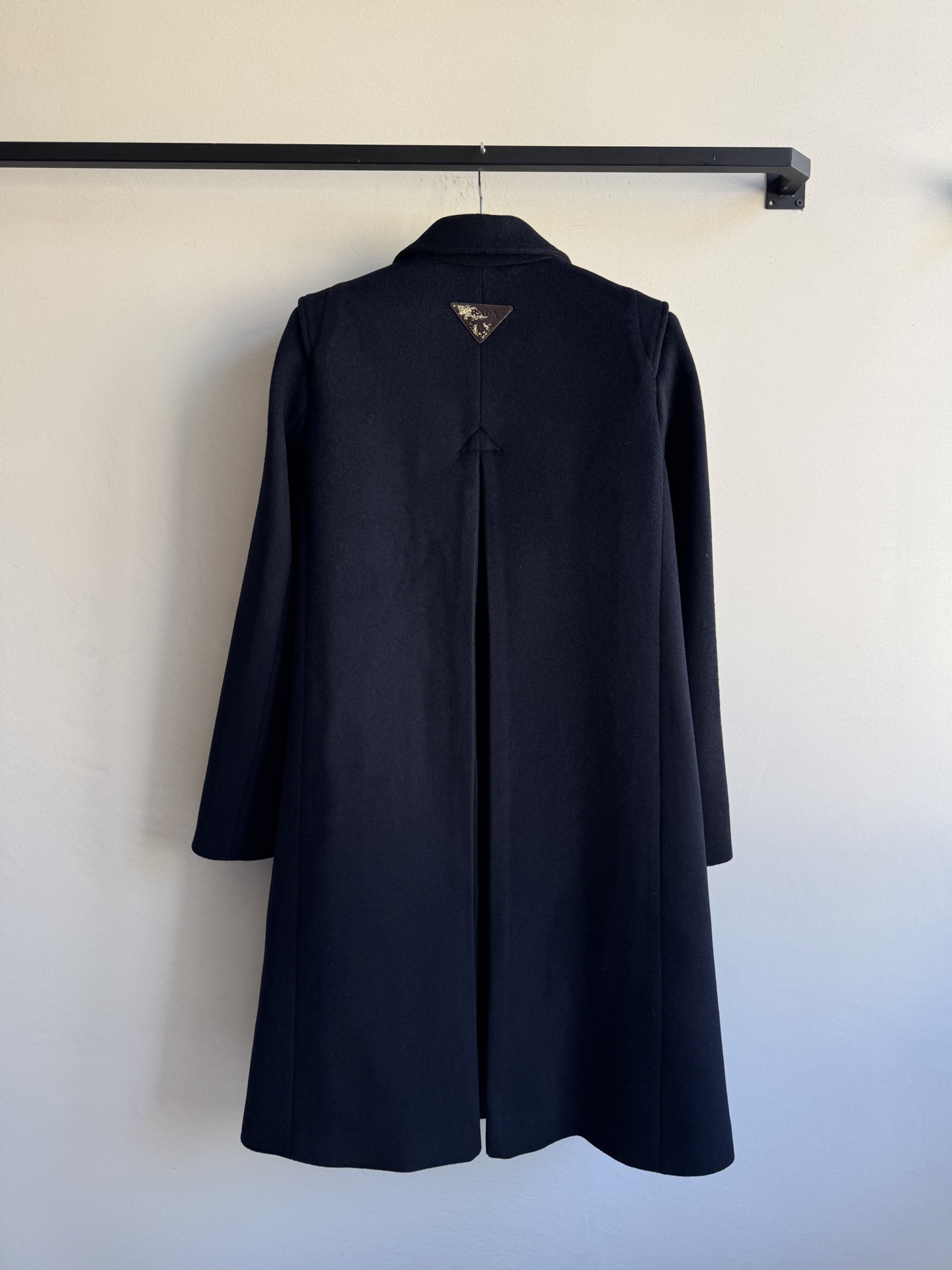 Prad*🆕新款，羊毛呢大衣，中长款版型设计，对小个子也很友好哦😍藏蓝色太好看啦百搭不挑穿搭，搭配牛皮扣