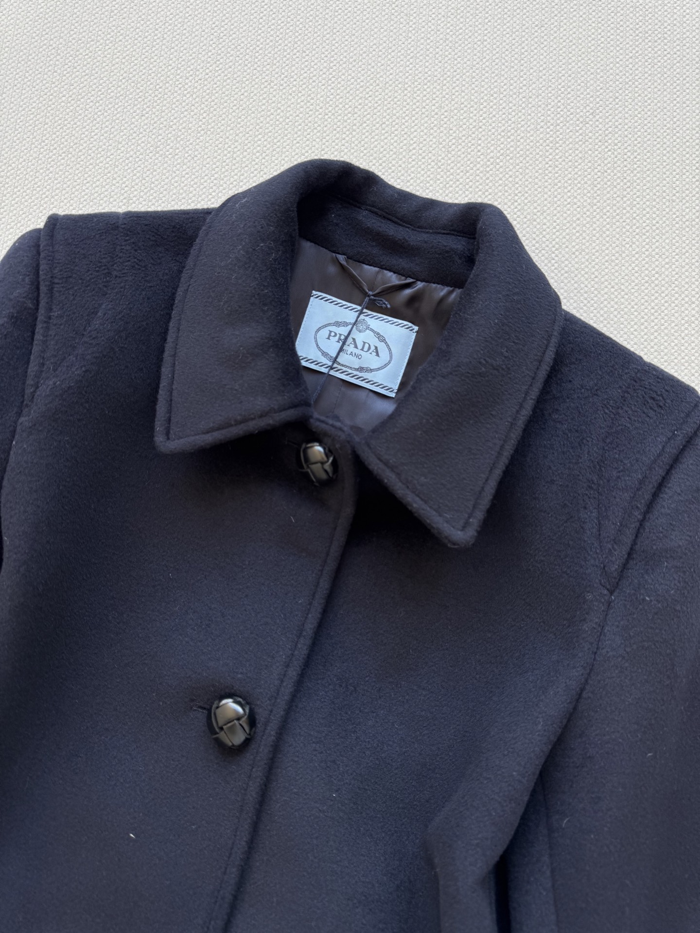 Prad*🆕新款，羊毛呢大衣，中长款版型设计，对小个子也很友好哦😍藏蓝色太好看啦百搭不挑穿搭，搭配牛皮扣