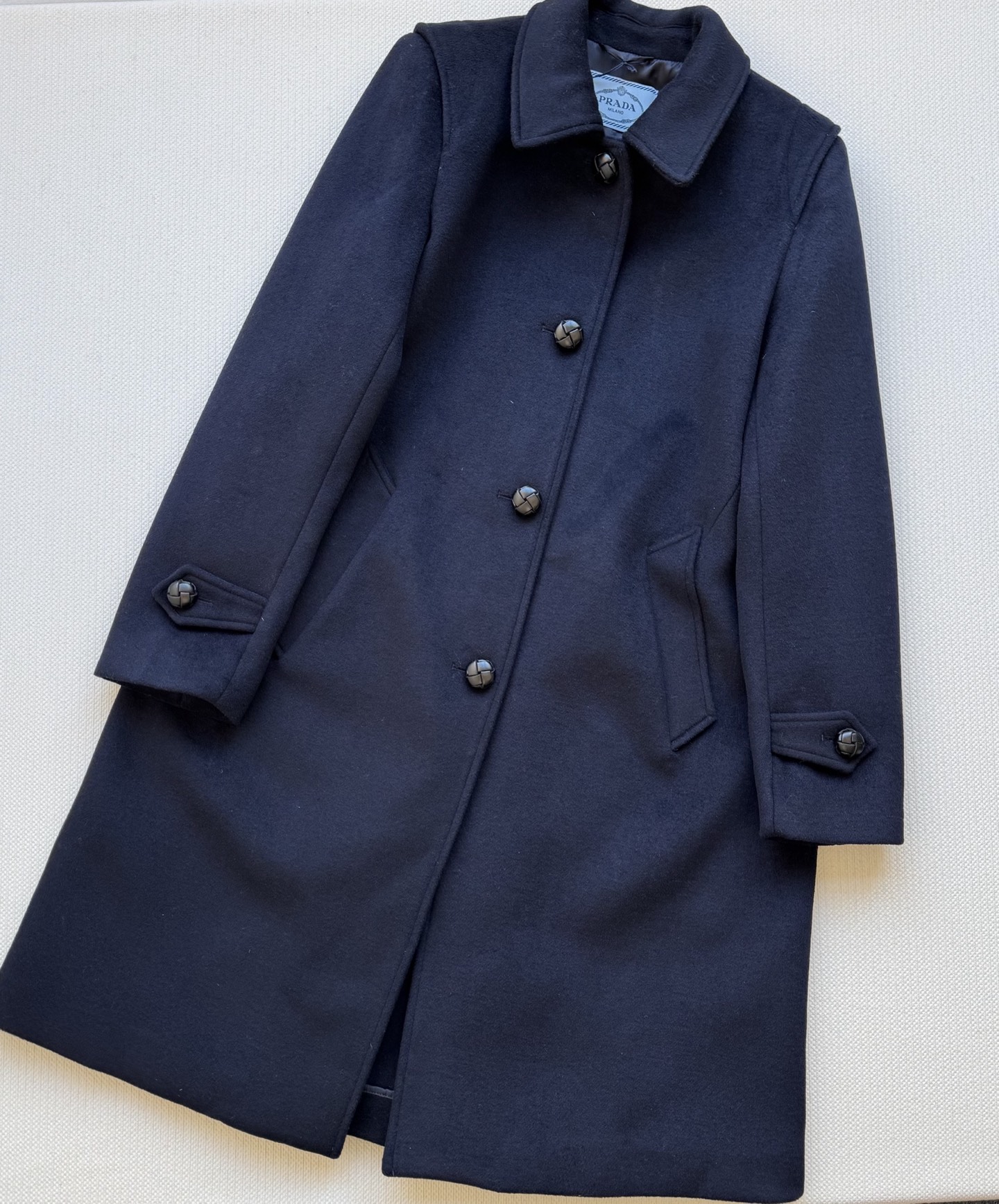 Prad*🆕新款，羊毛呢大衣，中长款版型设计，对小个子也很友好哦😍藏蓝色太好看啦百搭不挑穿搭，搭配牛皮扣