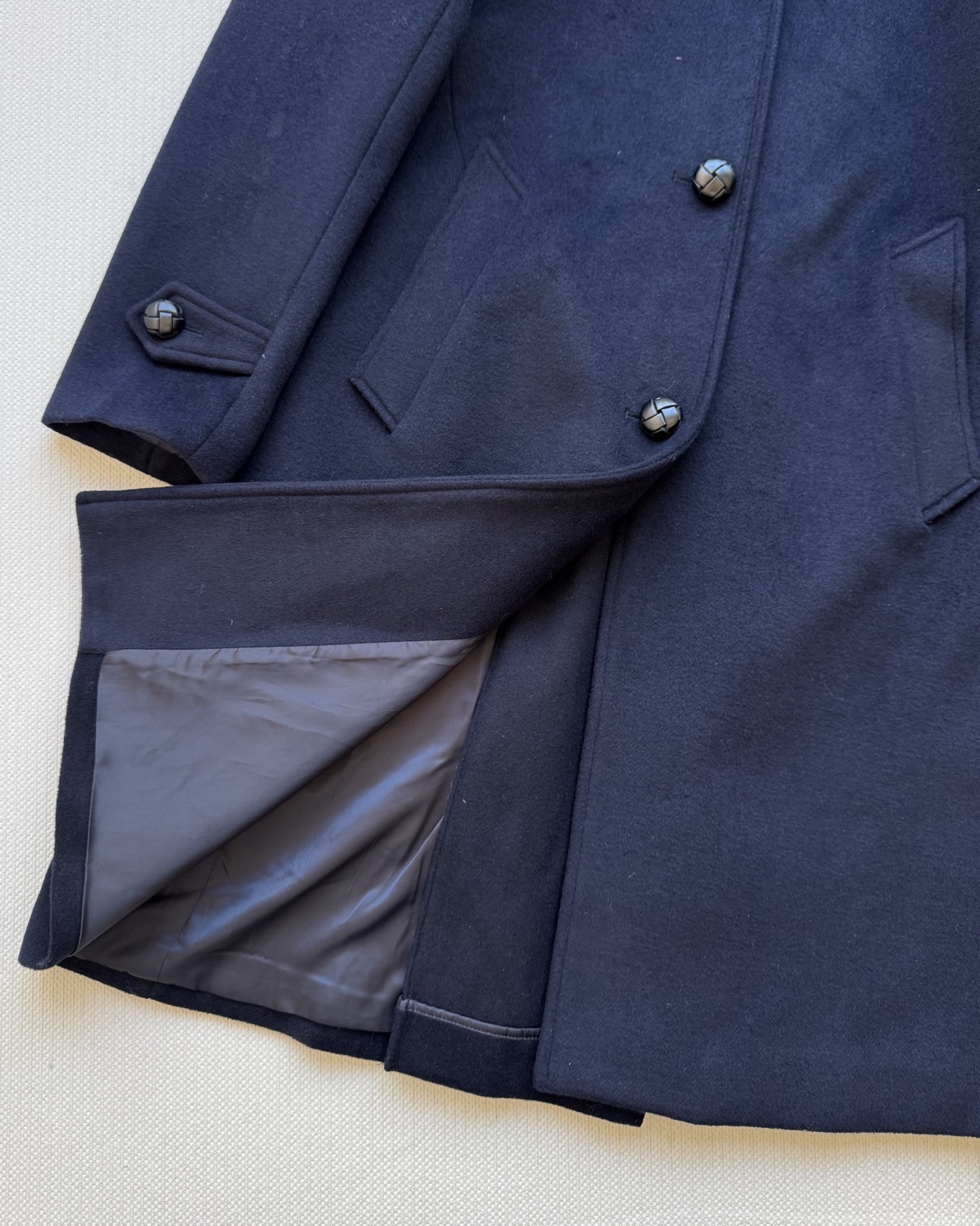 Prad*🆕新款，羊毛呢大衣，中长款版型设计，对小个子也很友好哦😍藏蓝色太好看啦百搭不挑穿搭，搭配牛皮扣